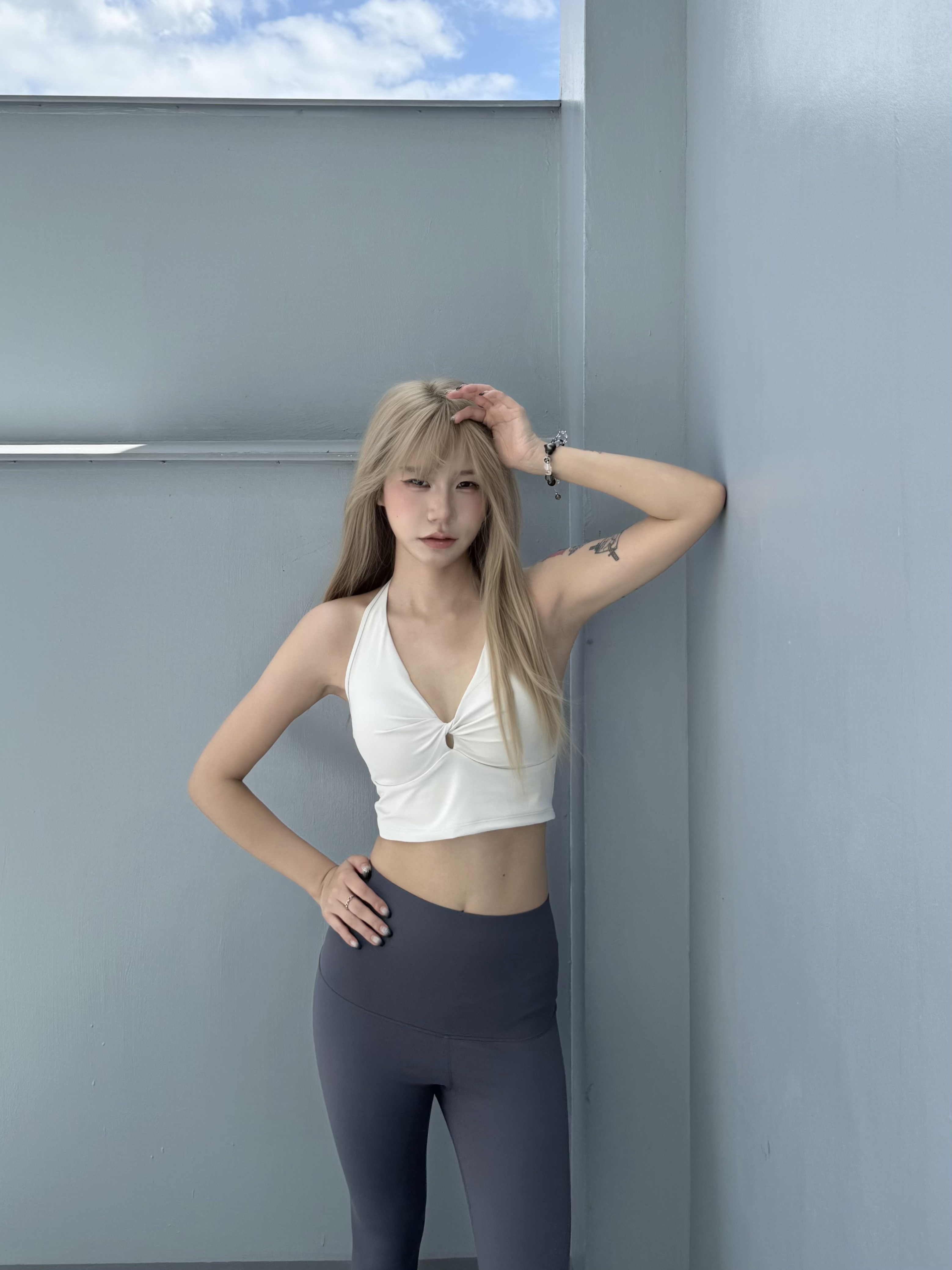 扭結掛脖款露背BRA TOP
