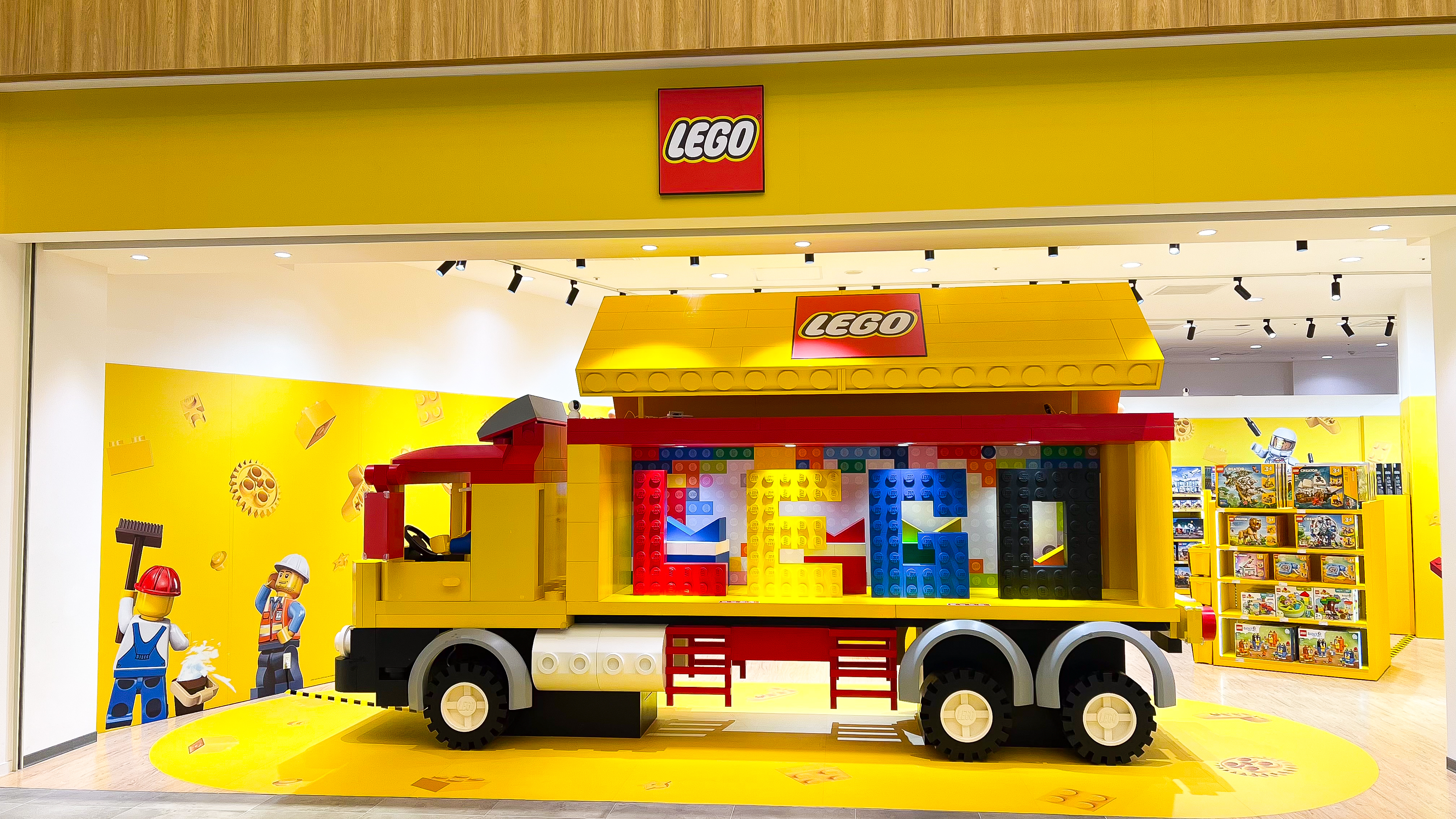 店面門口LEGO車