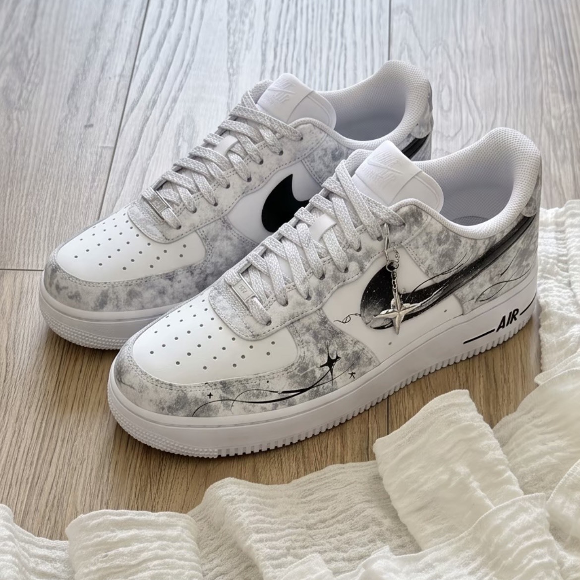 『客製商品』Nike Air Force 1 星月傳說客製化低筒板鞋 黑白灰 男鞋 TEAM2562