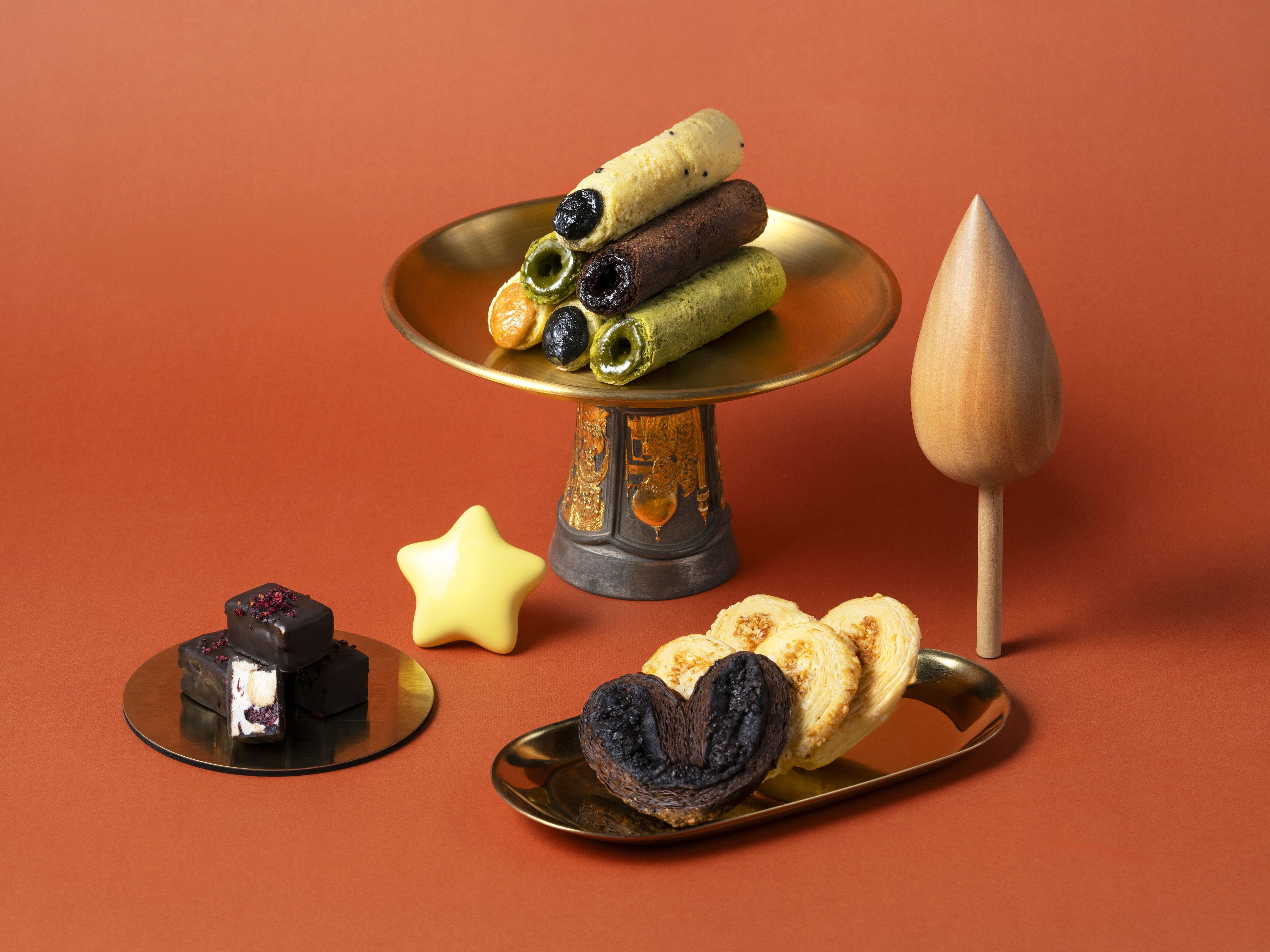 青鳥旅行今年更推出26入精選禮盒限定新品,包括酥脆可口、苦甜濃郁的夾餡牛軋派,以及層層酥香的原味起司蝴蝶酥、濃醇可可蝴蝶酥,打造節慶限定的豐富味蕾的體驗。