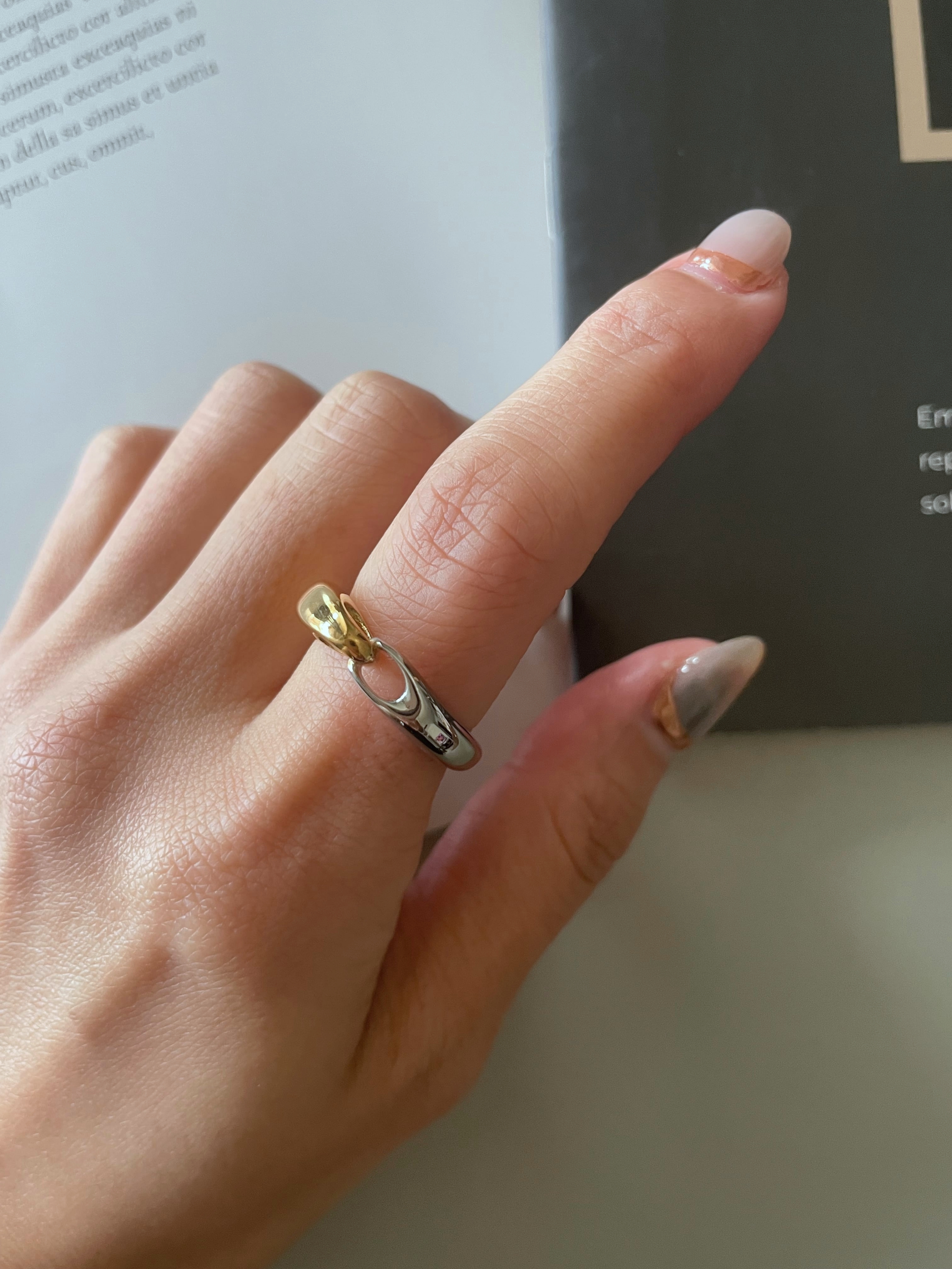 bicolor linked ring