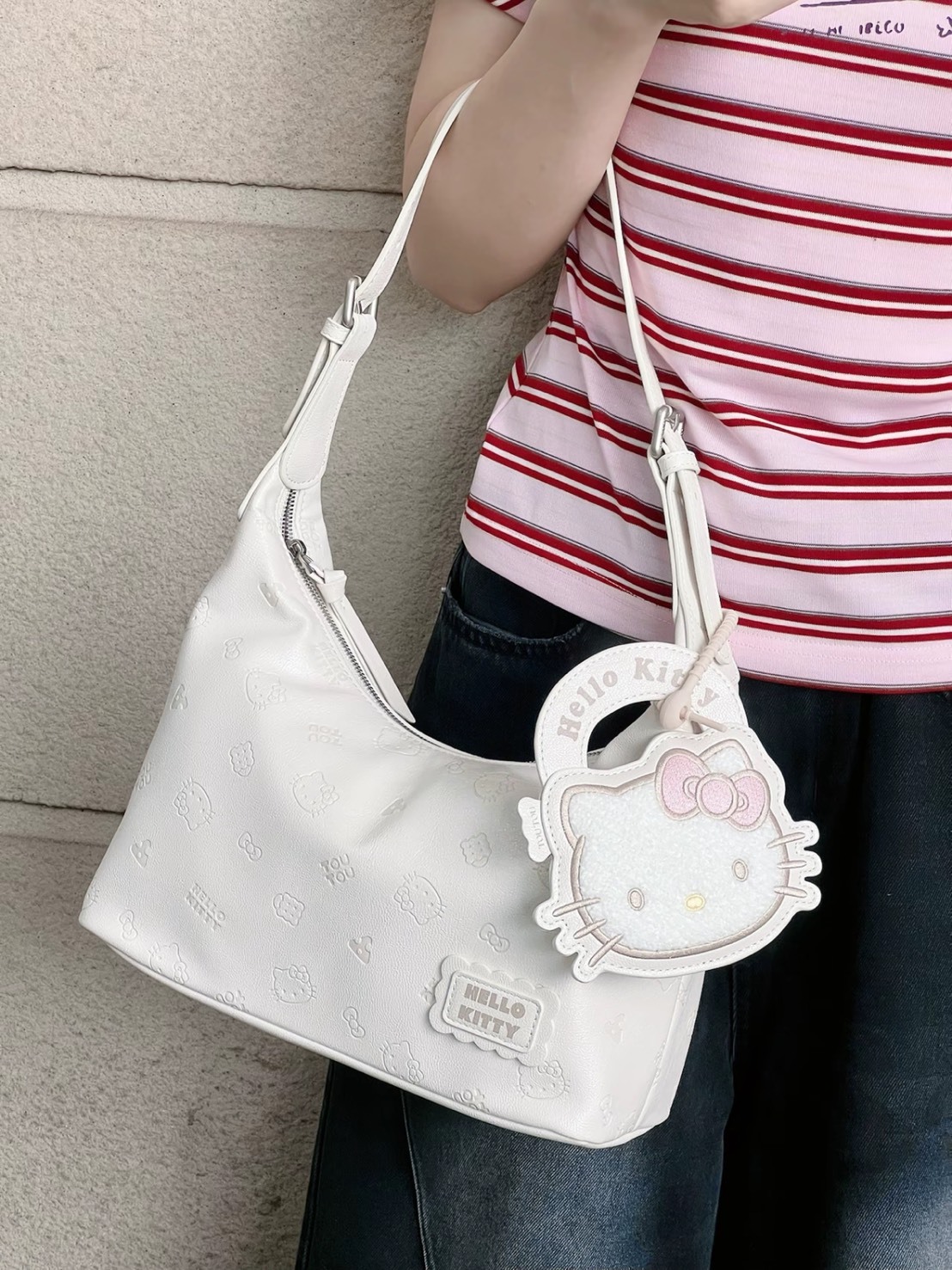 TOUTOU × HELLOKITTY 聯名款 滿版暗紋腋下包 贈毛絨大頭掛件