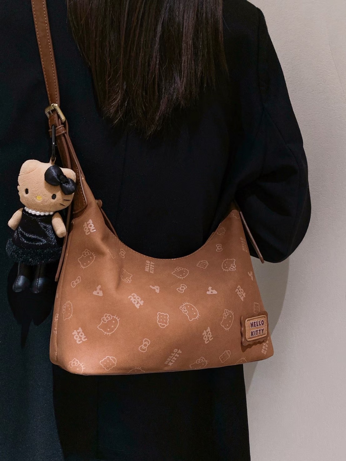 TOUTOU × HELLOKITTY 聯名款 滿版暗紋腋下包 贈毛絨大頭掛件