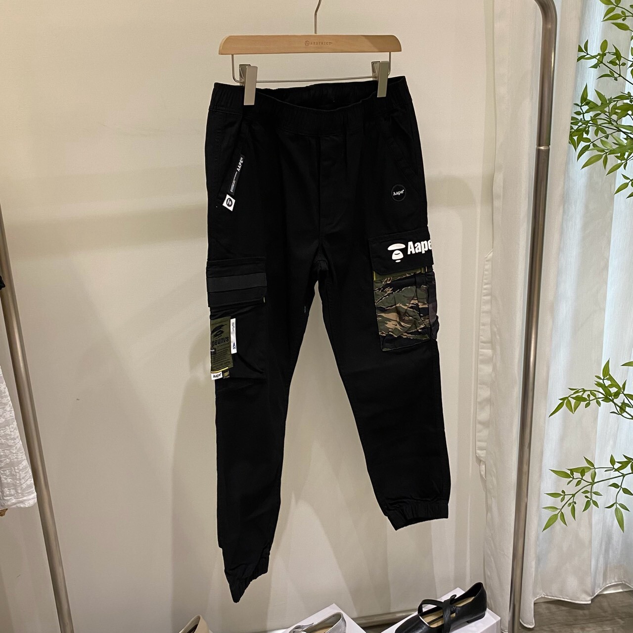 Aape 拼接迷彩草寫大字工裝長褲 M6828XXI