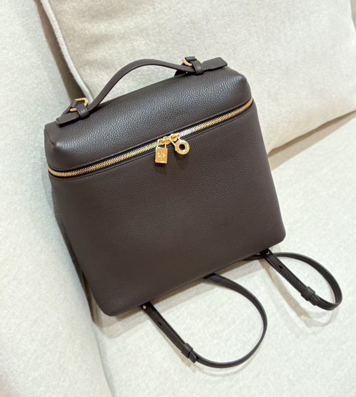【4色入】Loro Piana Lp Extra Pocket Backpack L23.5 背包