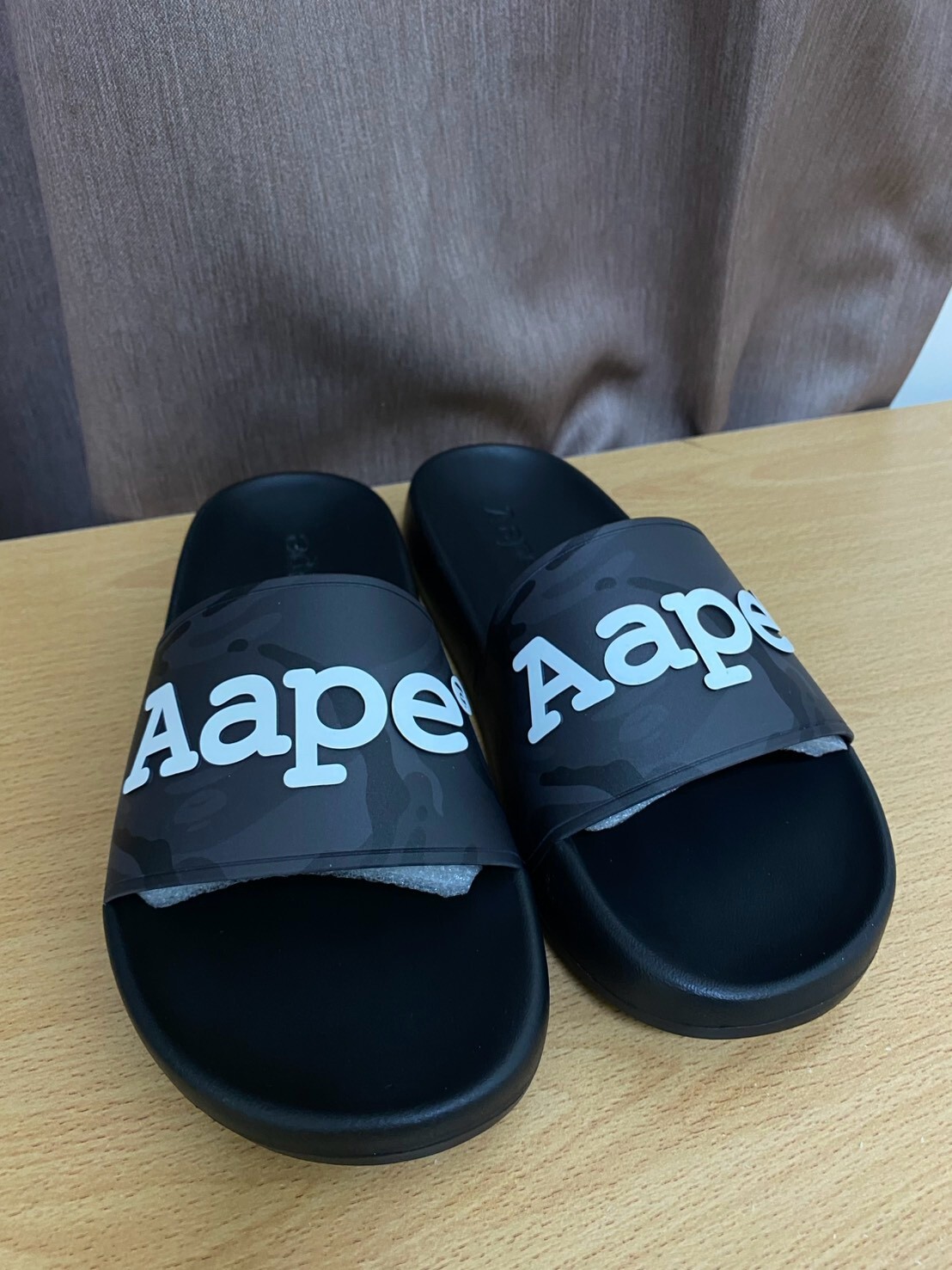 Aape 暗影迷彩白字一字寬帶拖鞋 M6763XXQ