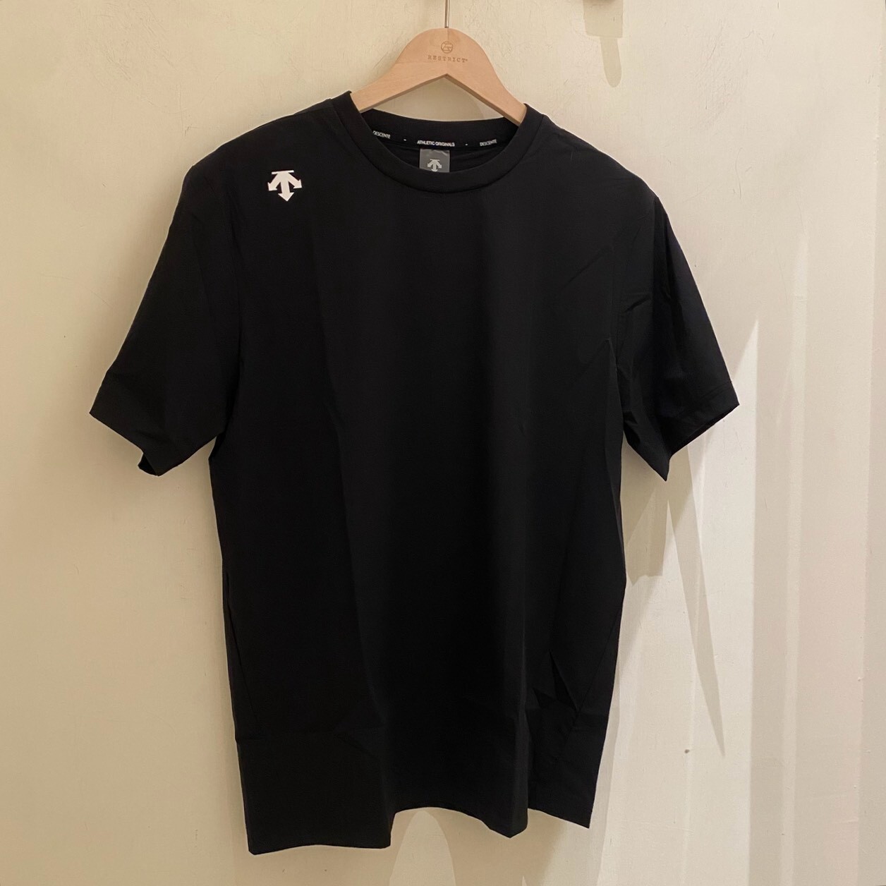 Descente 迪桑特 後背直式大字短T SR223RTS41