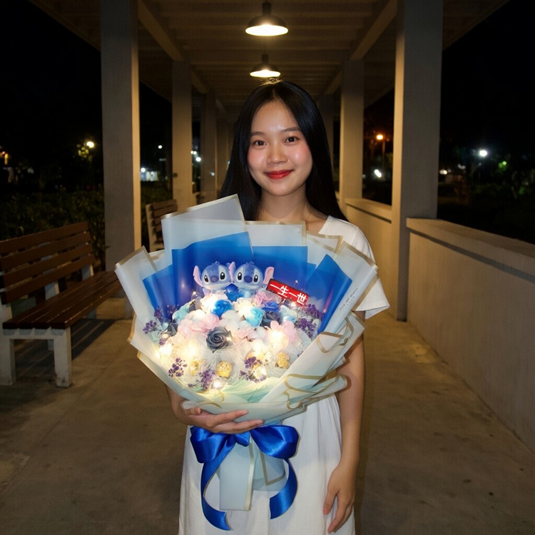女生在夜間走廊手持發光雙史迪奇玩偶花束，搭配藍白粉色花朵與藍色蝴蝶結。