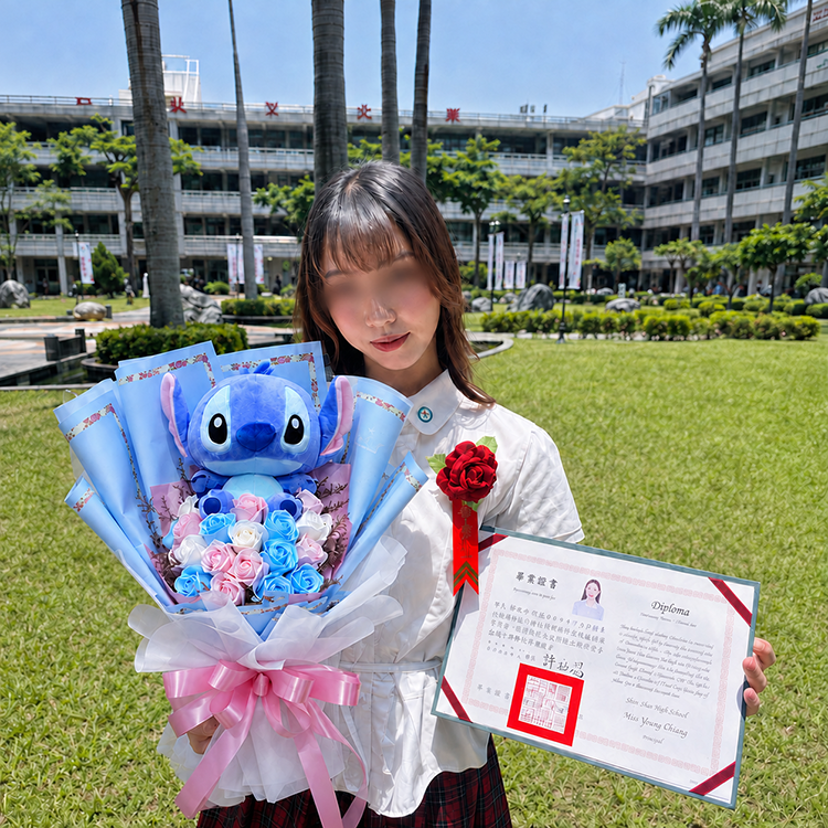 女生拿史迪奇香皂花束加畢業證書