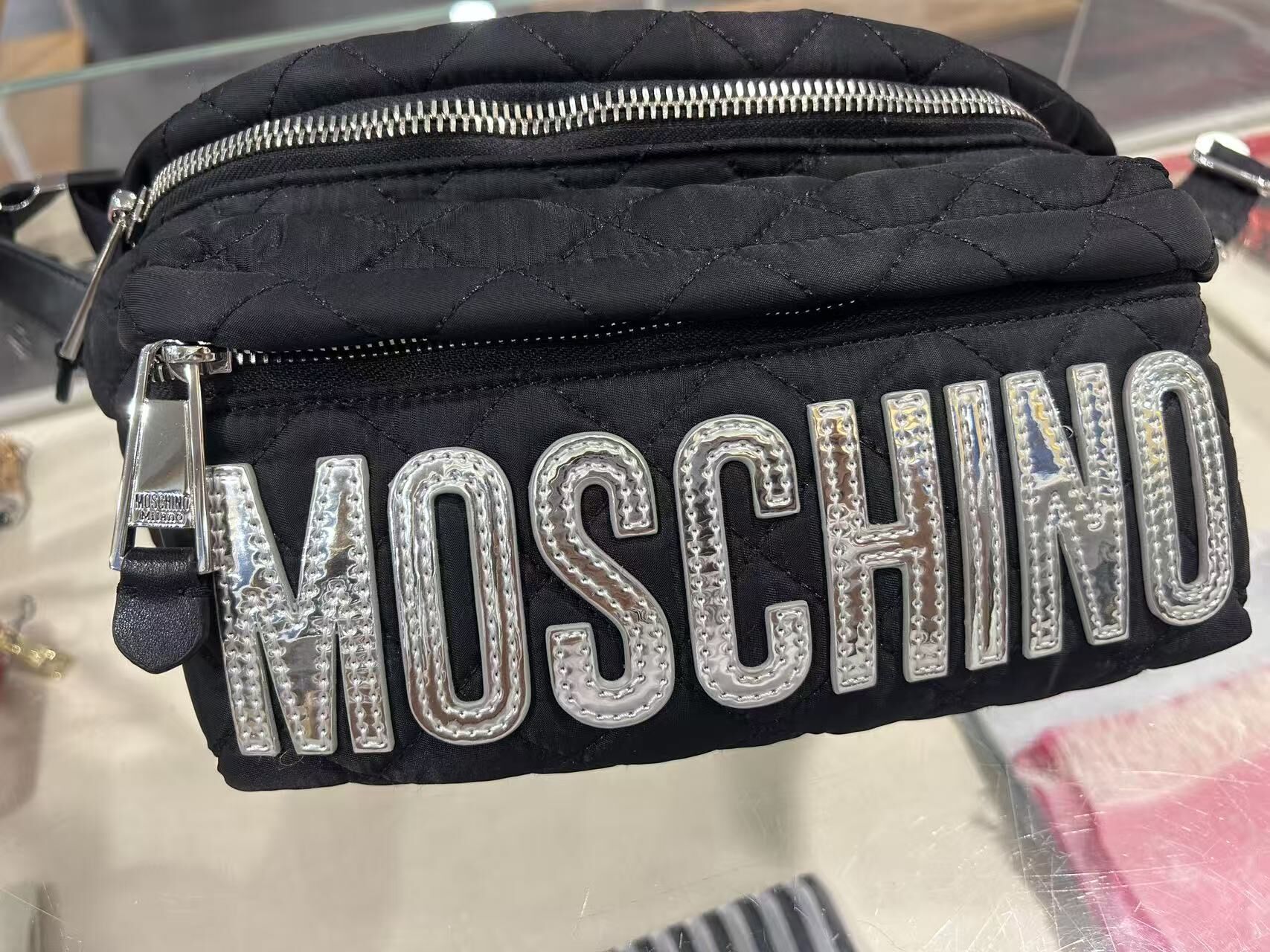 LYS02244 Moschino 銀色Logo菱格腰包