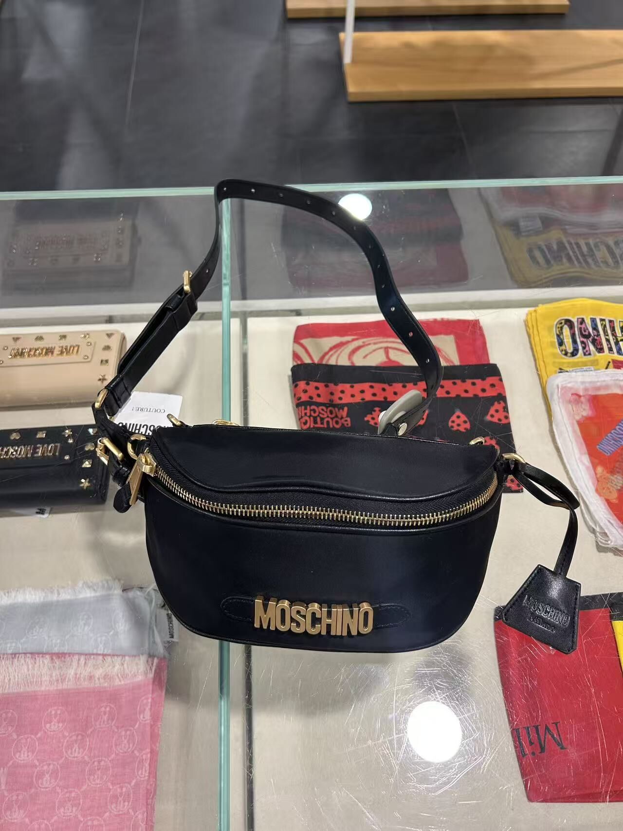LYS02243 Moschino 金色立體Logo黑色腰包