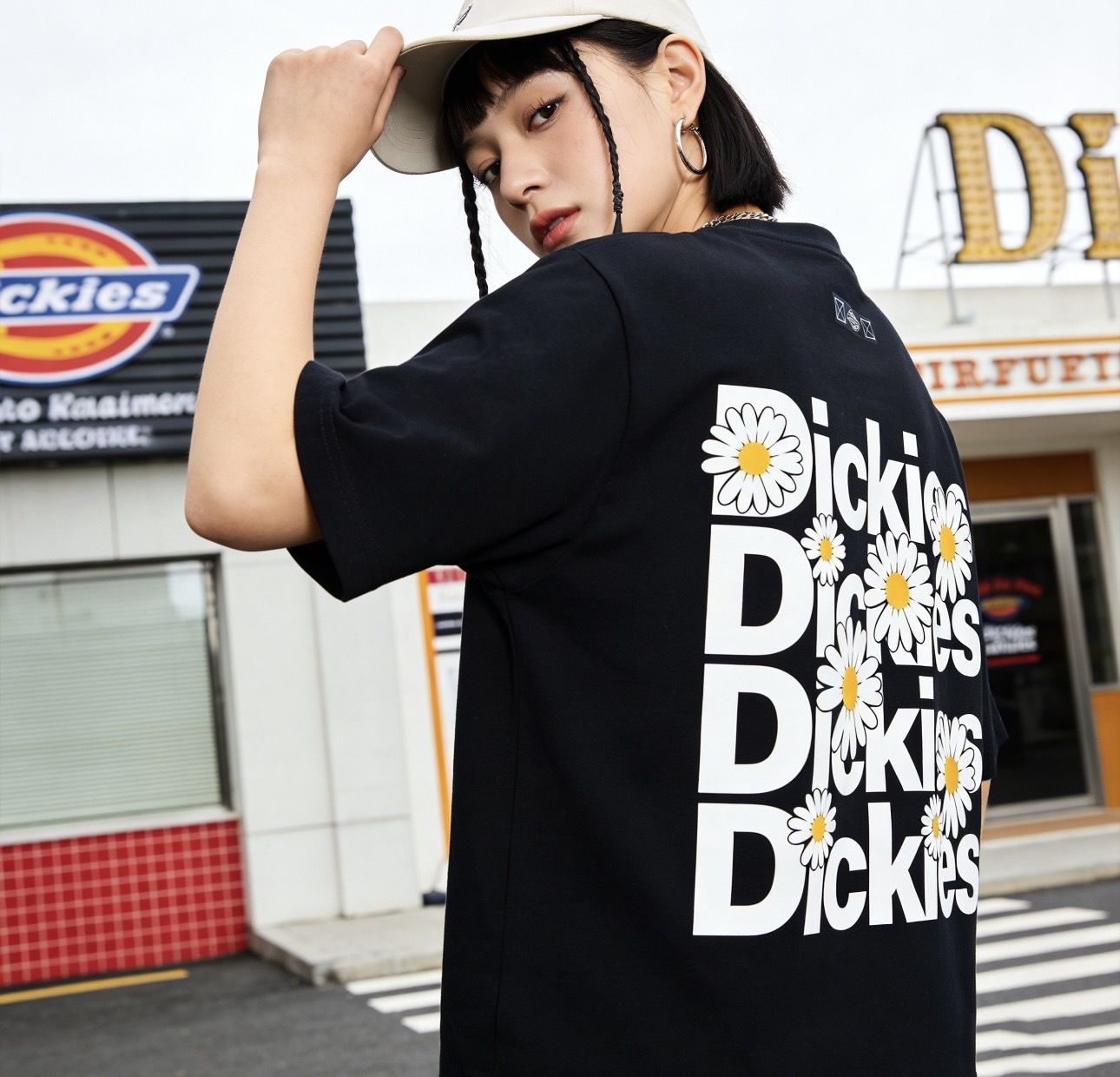 【Luxury】 Dickies  現貨 純棉 小雛菊 字母花卉 字母 大標題 Logo 美式復古 親膚柔感 寬鬆 休閒 落肩 校園風 情侶 百搭潮流圓領短袖 T恤 男女可穿 男 女
