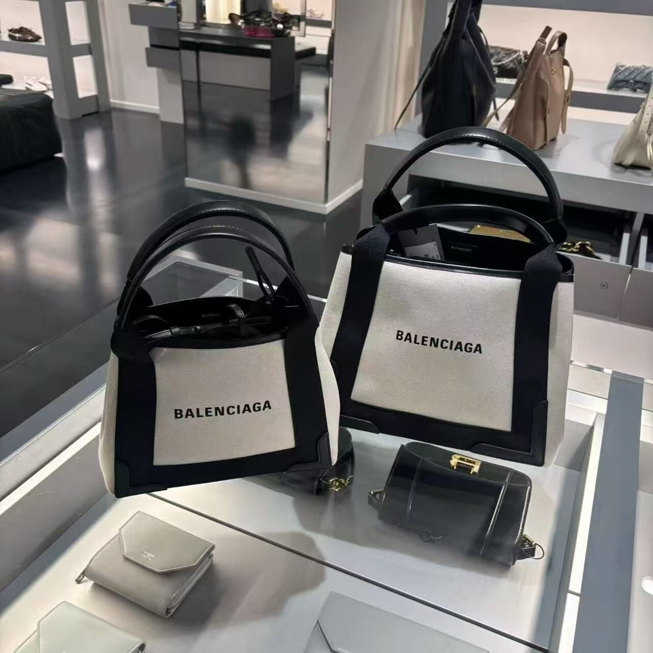 【預購】Balenciaga S0807213 XS號拼色手提包 (黑白拼色)