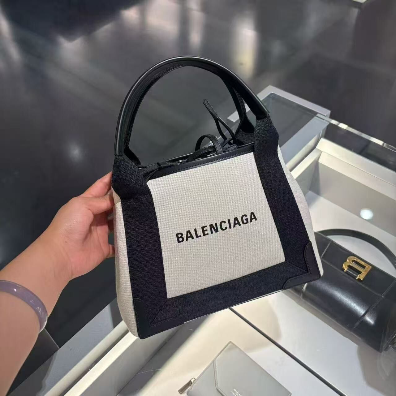 【預購】Balenciaga S0807213 XS號拼色手提包 (黑白拼色)