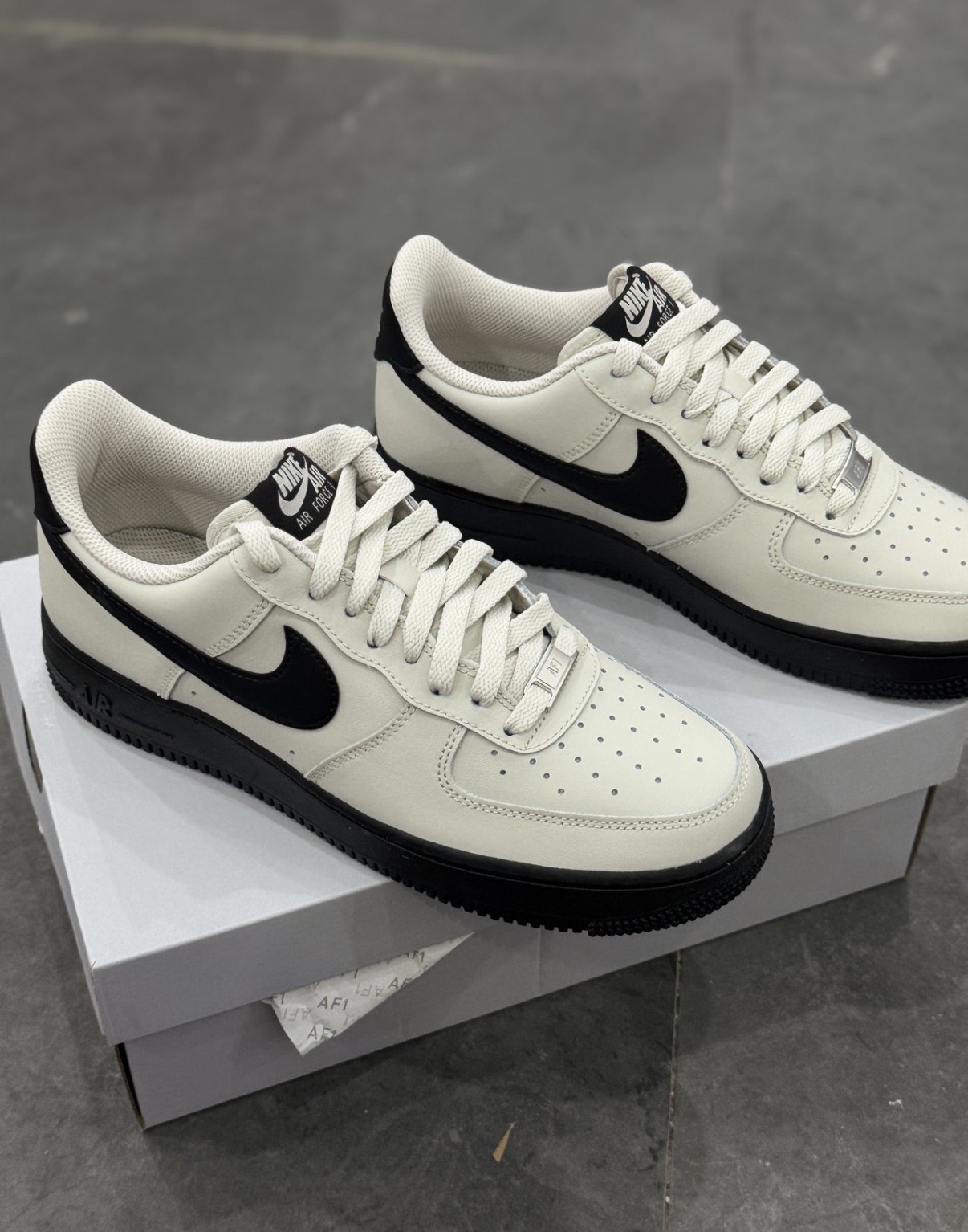 男鞋 NIKE AIR FORCE 1 '07 淺骨白黑 皮革 復古 經典 休閒鞋【FJ4146-005】AF1 WAF1