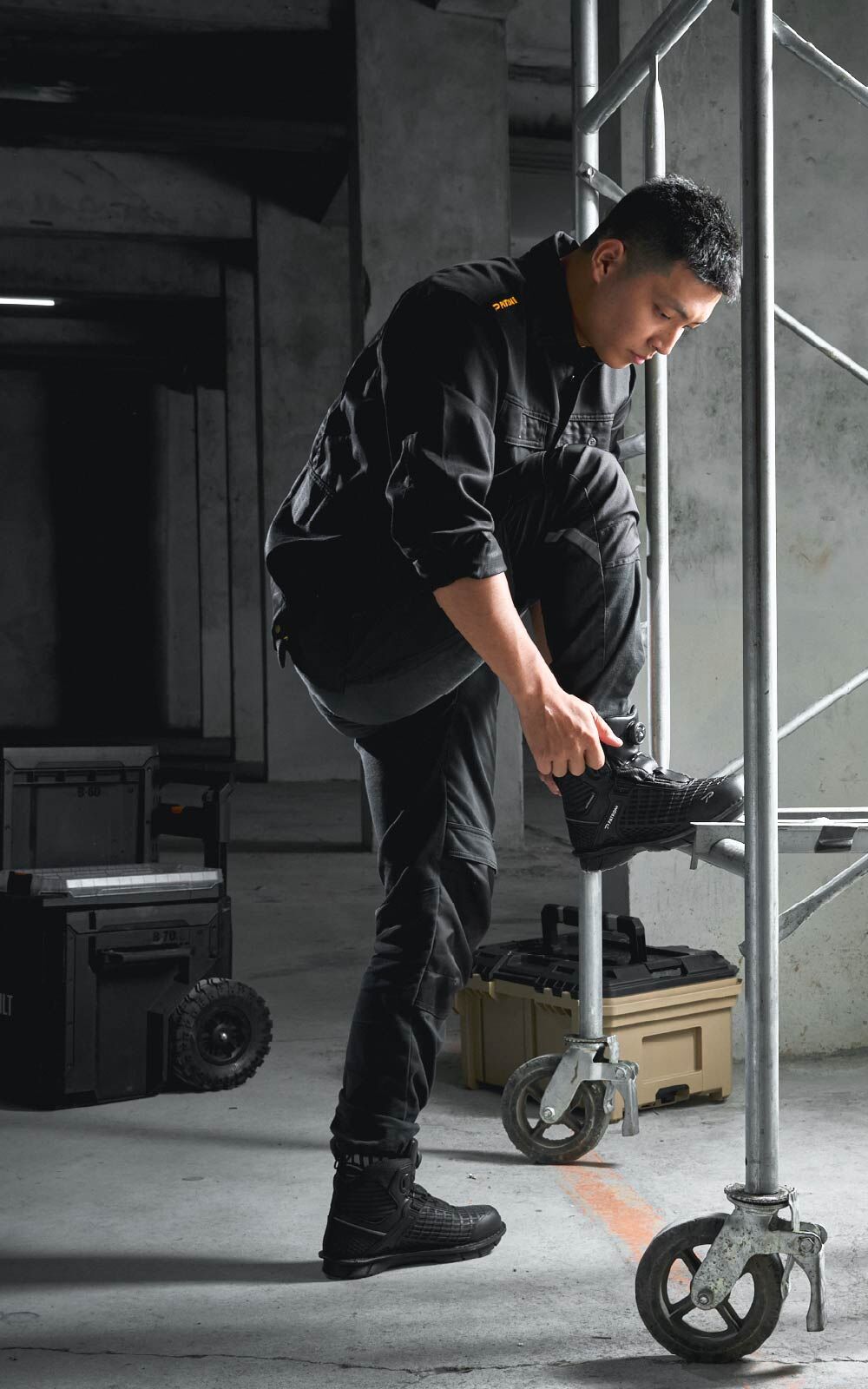 Work-scenario display of the SF2501 RUPTION safety shoe being worn