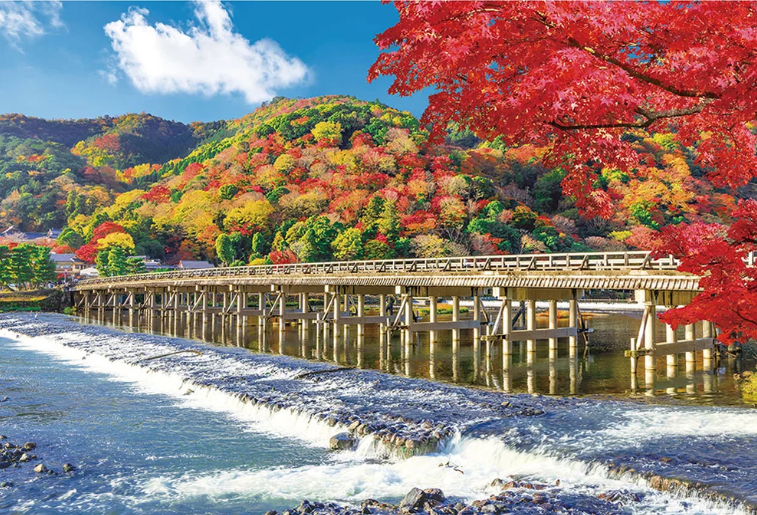 秋天染成的透月橋