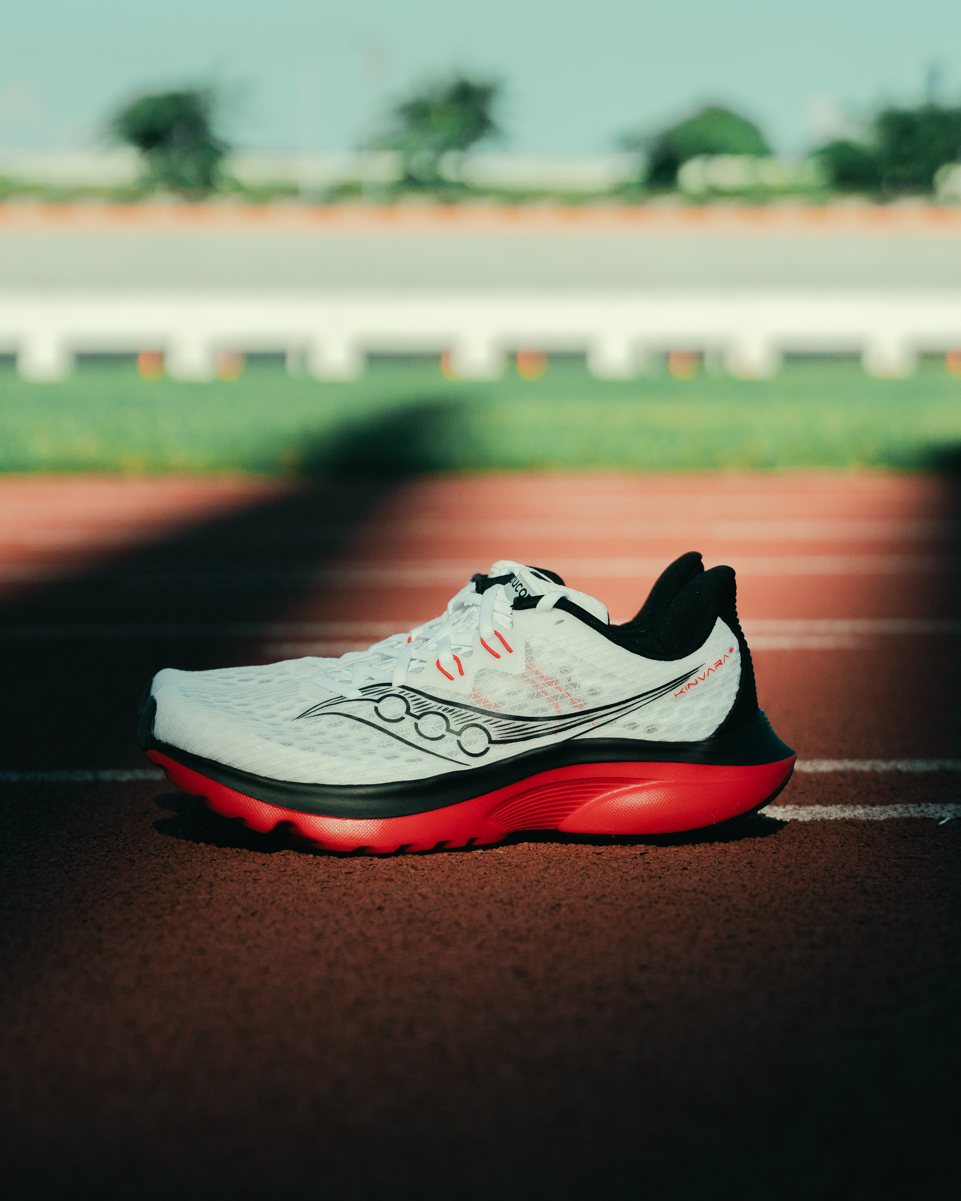 Saucony 索康尼 Kinvara 16 SA21020-01 男 慢跑鞋 跑鞋 路跑 緩震 輕量競速 白 紅