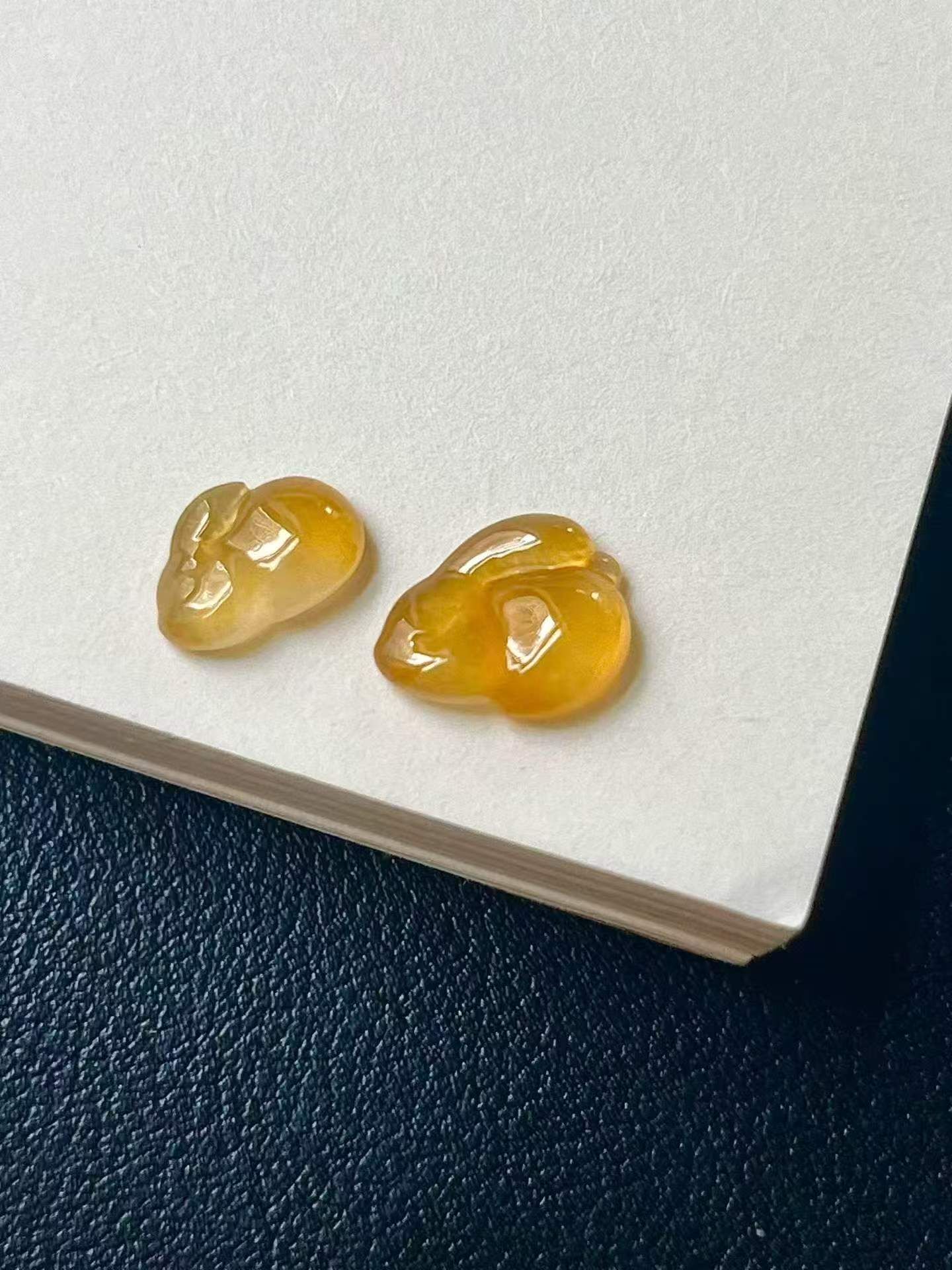 726347 翡翠黃翡生肖兔一對