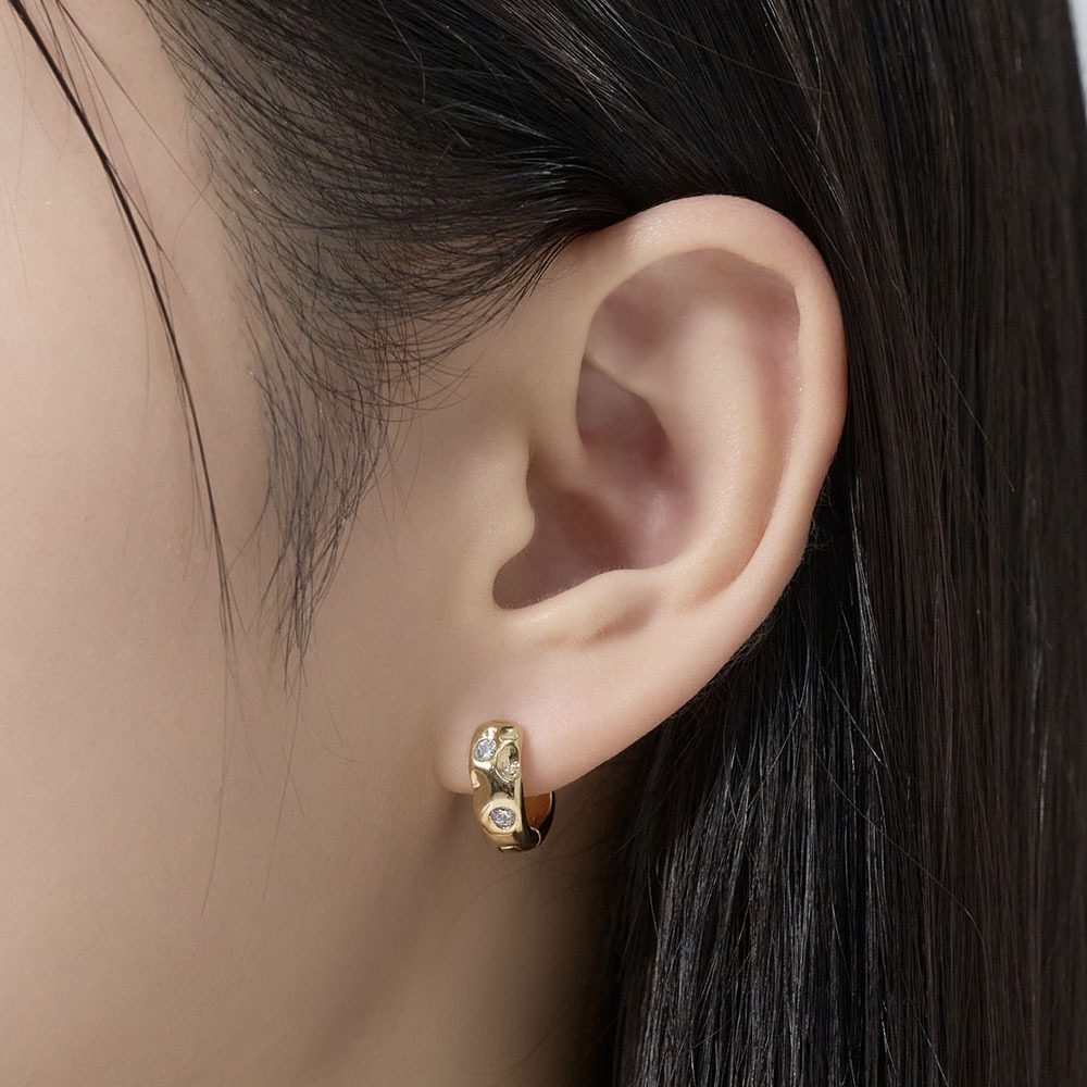 GOLDNDEAR 14KGF Bold Wave Cubic One-touch Earrings