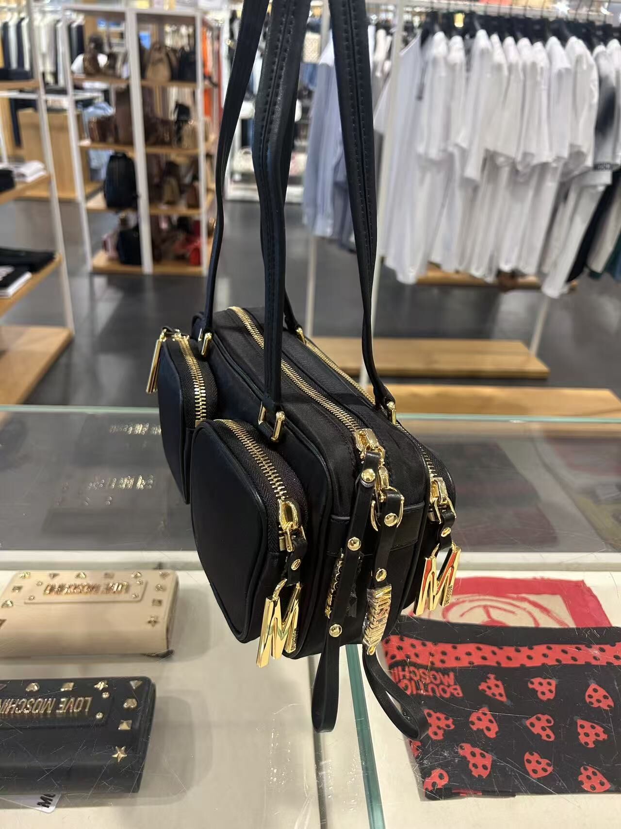 LYS02248 Moschino 金色Logo 黑色尼龍保齡球袋