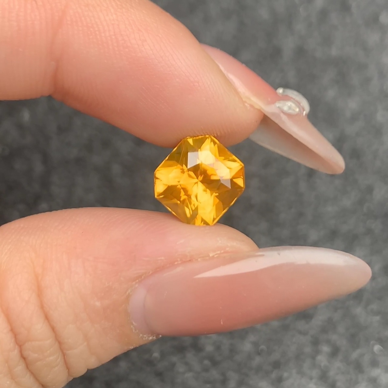 璀璨金絲雀｜天然金絲雀黃藍寶石裸石 4.05 ct｜Guild 國際證書