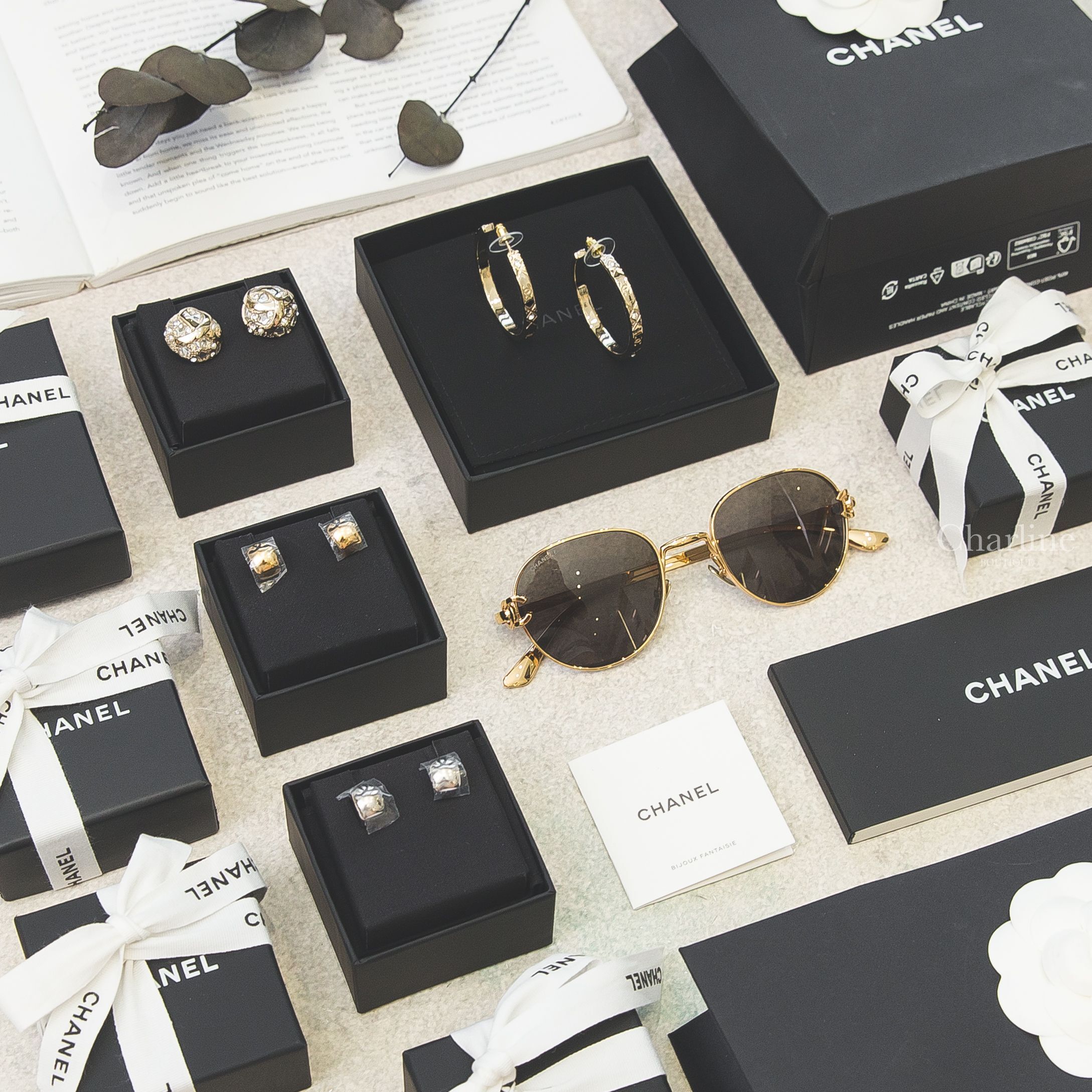 Chanel 金色水鑽CC菱格紋圓圈耳環,Chanel 銀色黑CC圓圈耳環,Chanel 金色水鑽CC菱格紋圓圈耳環,Chanel 金色圓框深棕色鏡片側邊金CC金字太陽眼鏡-Charline Boutique 精品代購