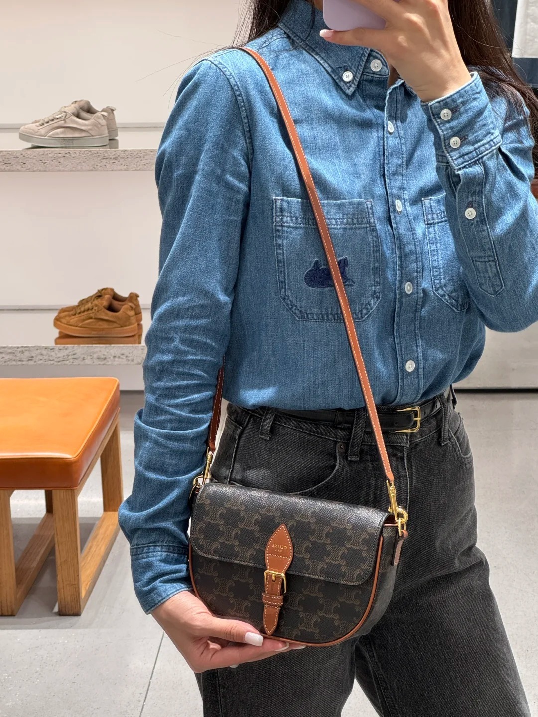【Luxury】 現貨特價 CELINE 新款FOLCO FOLCO標誌印花及牛皮革肩揹袋  斜挎包 半月包
