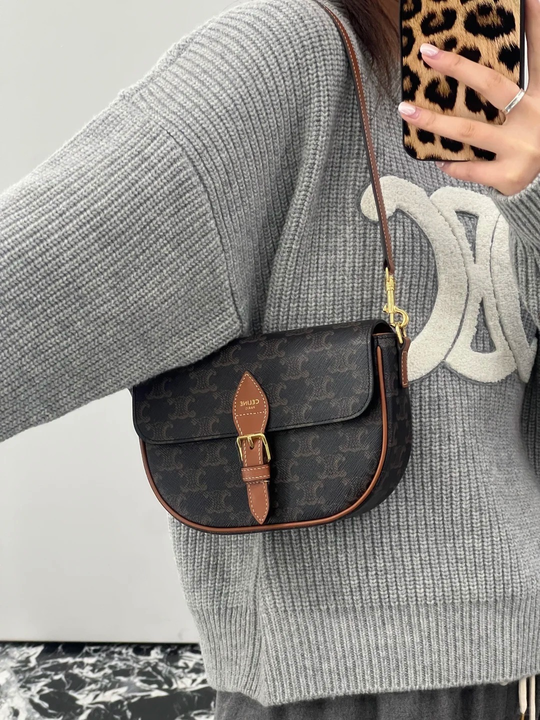 【Luxury】 現貨特價 CELINE 新款FOLCO FOLCO標誌印花及牛皮革肩揹袋  斜挎包 半月包