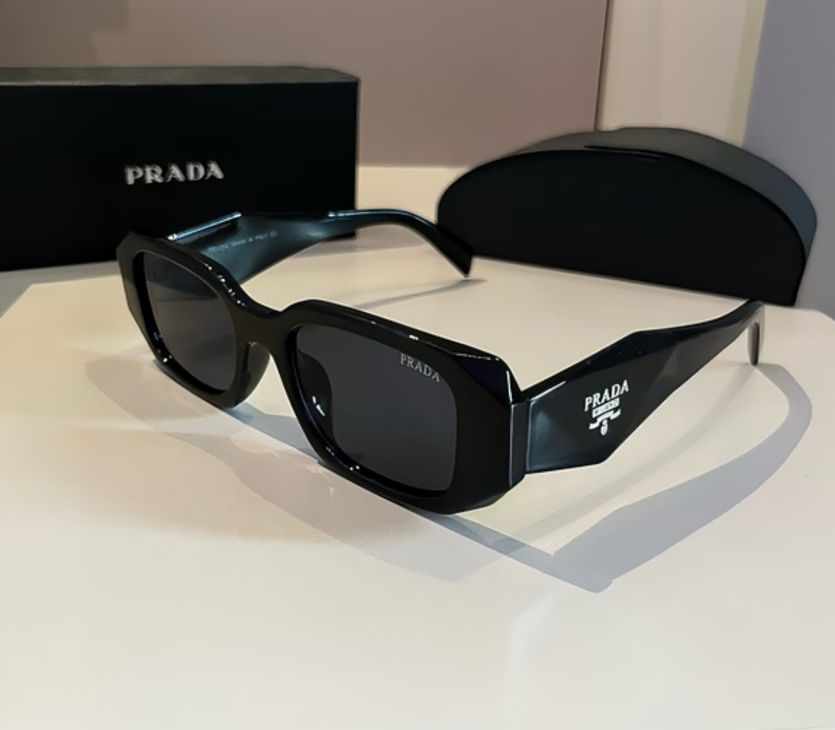 Prada Eyewear Black Sunglasses太陽眼鏡