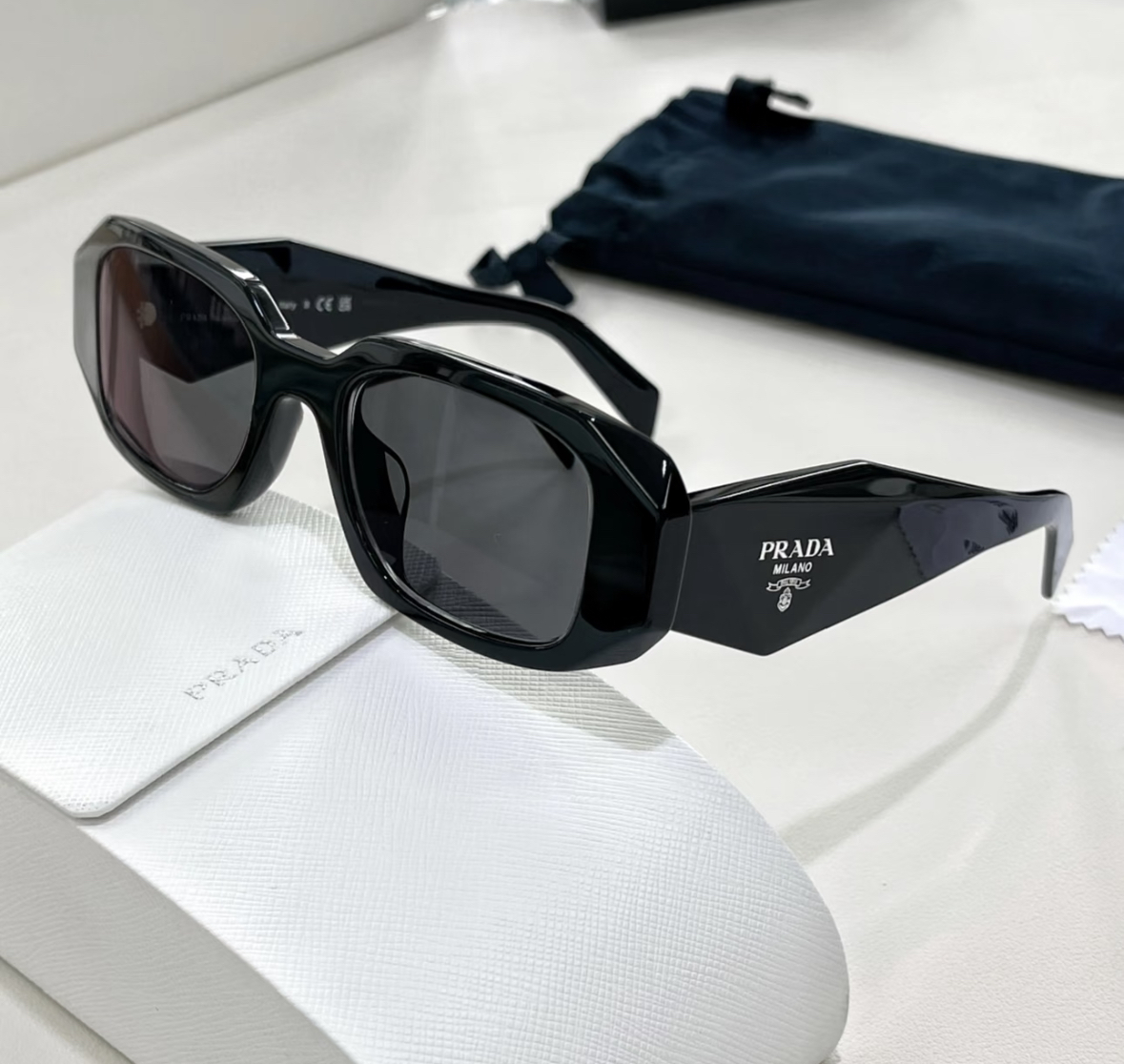 Prada Eyewear Black Sunglasses太陽眼鏡