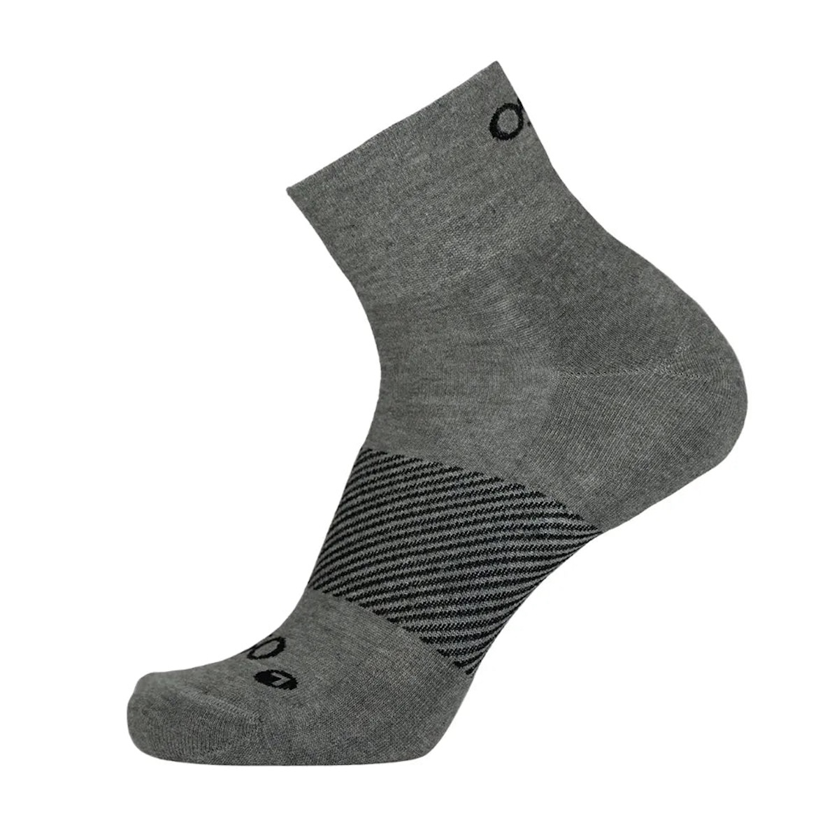 OS1st Wicked Comfort Sock 1/4 Crew 炭灰色單隻側影 展示足弓加壓與左右腳標誌