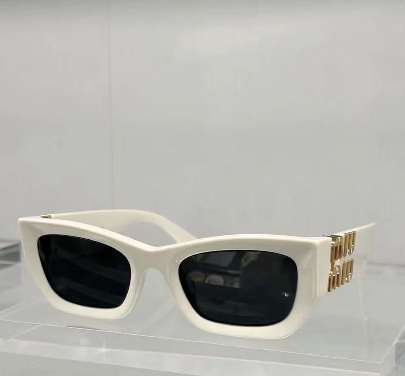 Miu Miu Eyewear logo-plaque rectangular sunglasses太陽眼鏡