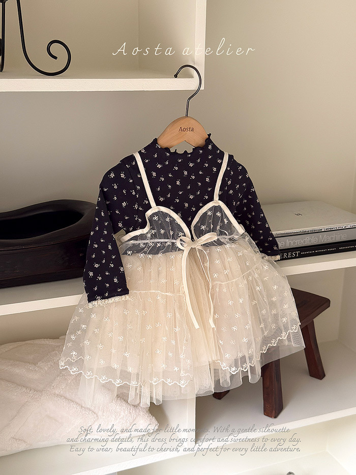 正韓秋AOSTA 刺繡蝴蝶結長罩衫