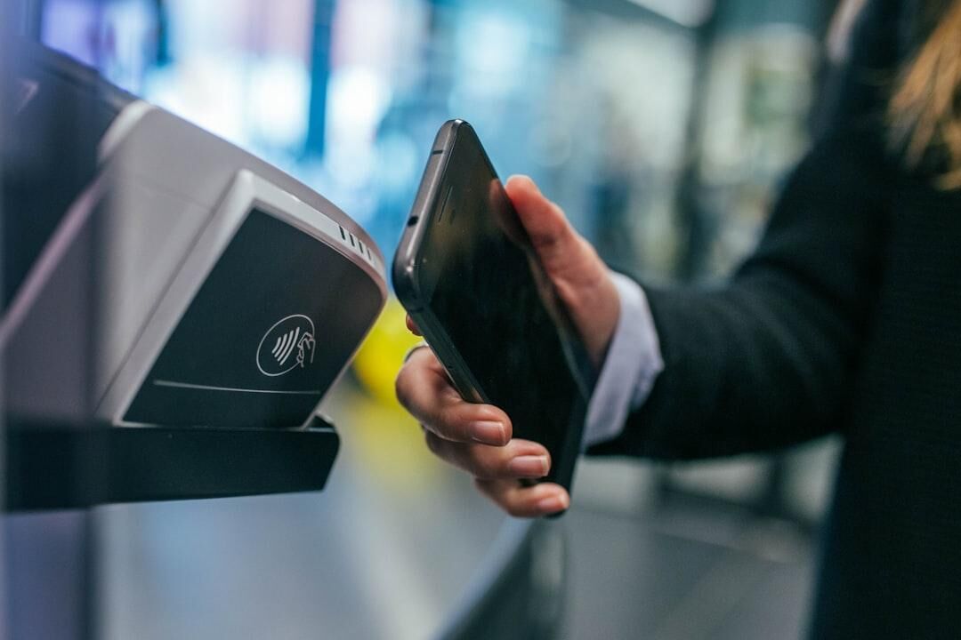 以信用卡感應式付款進行日常簽賬