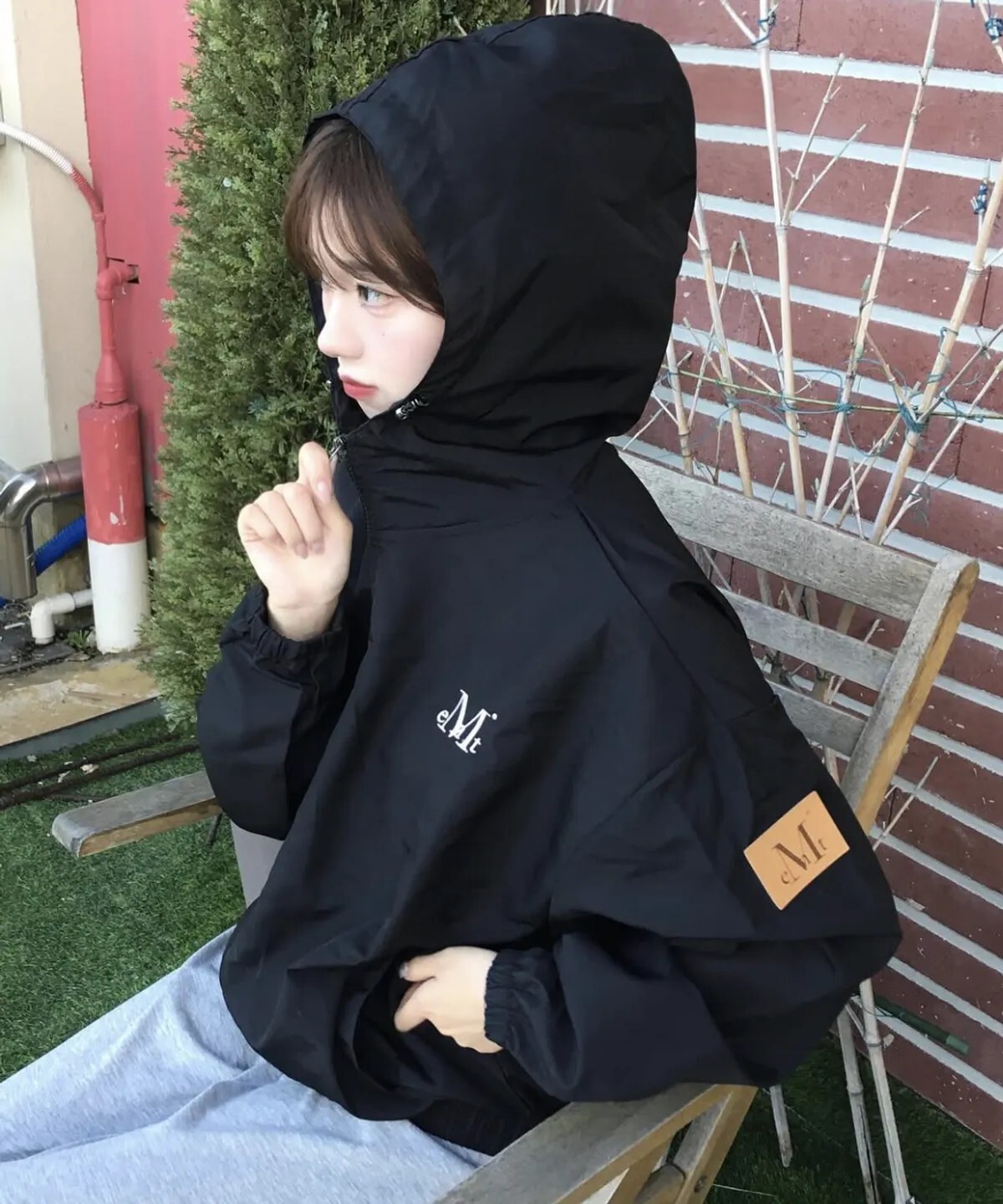 【OWN】Mucent 連帽 拉鍊 外套 防風 皮革貼片 束口 胸前 刺繡 小LOGO 百搭 韓系 女款 黑色