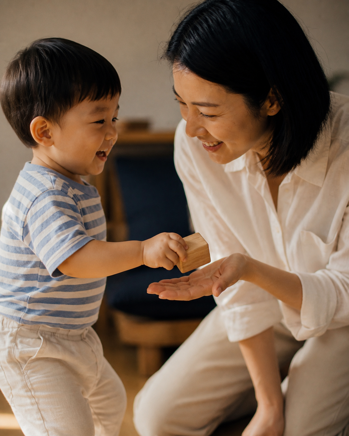 幼兒笑著把木積木交到家長手中
