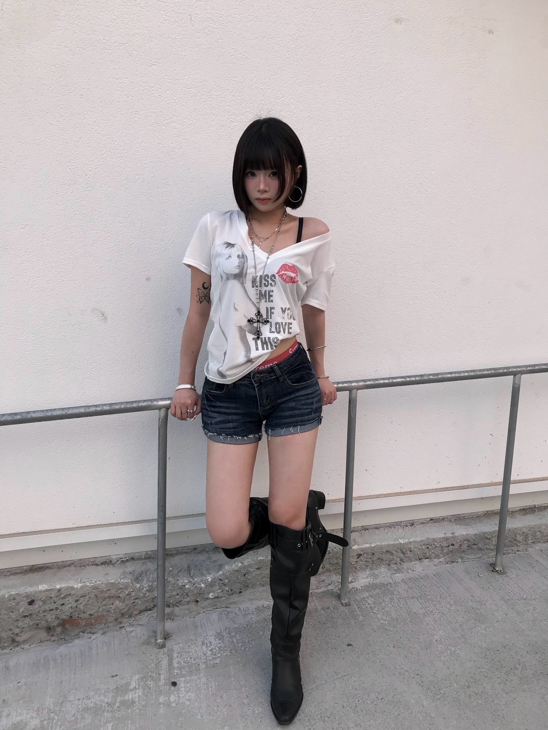 Kiss me💋人像印花V領斜肩tee