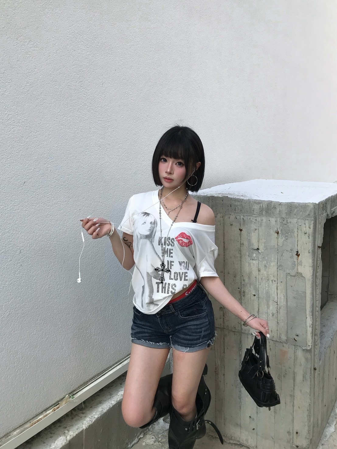 Kiss me💋人像印花V領斜肩tee