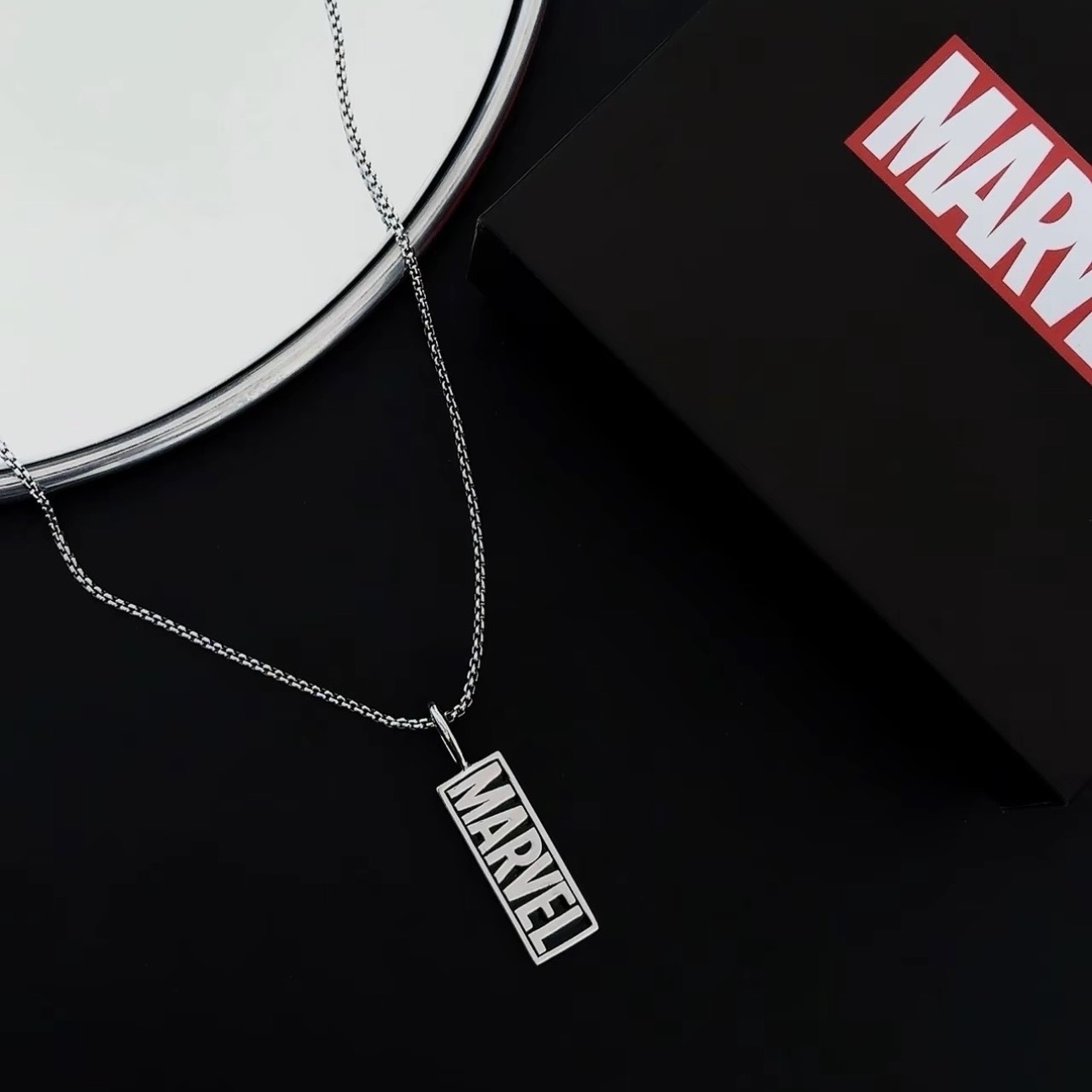 DISNEY MARVEL 刻痕黑//簍空 漫威方牌項鏈 迪士尼 英雄 飾品