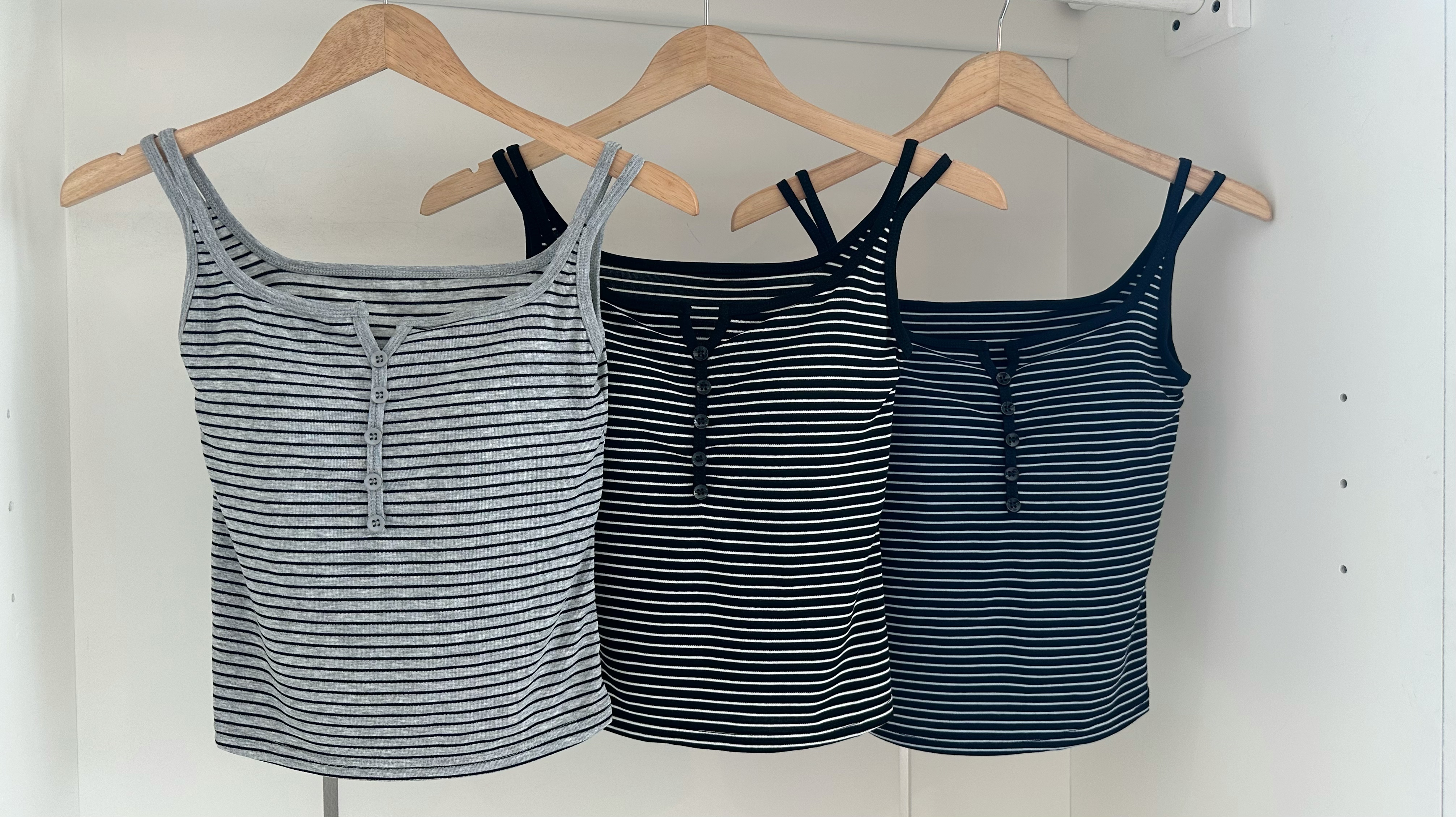 STRAP BUTTON STRIPED SINGLET