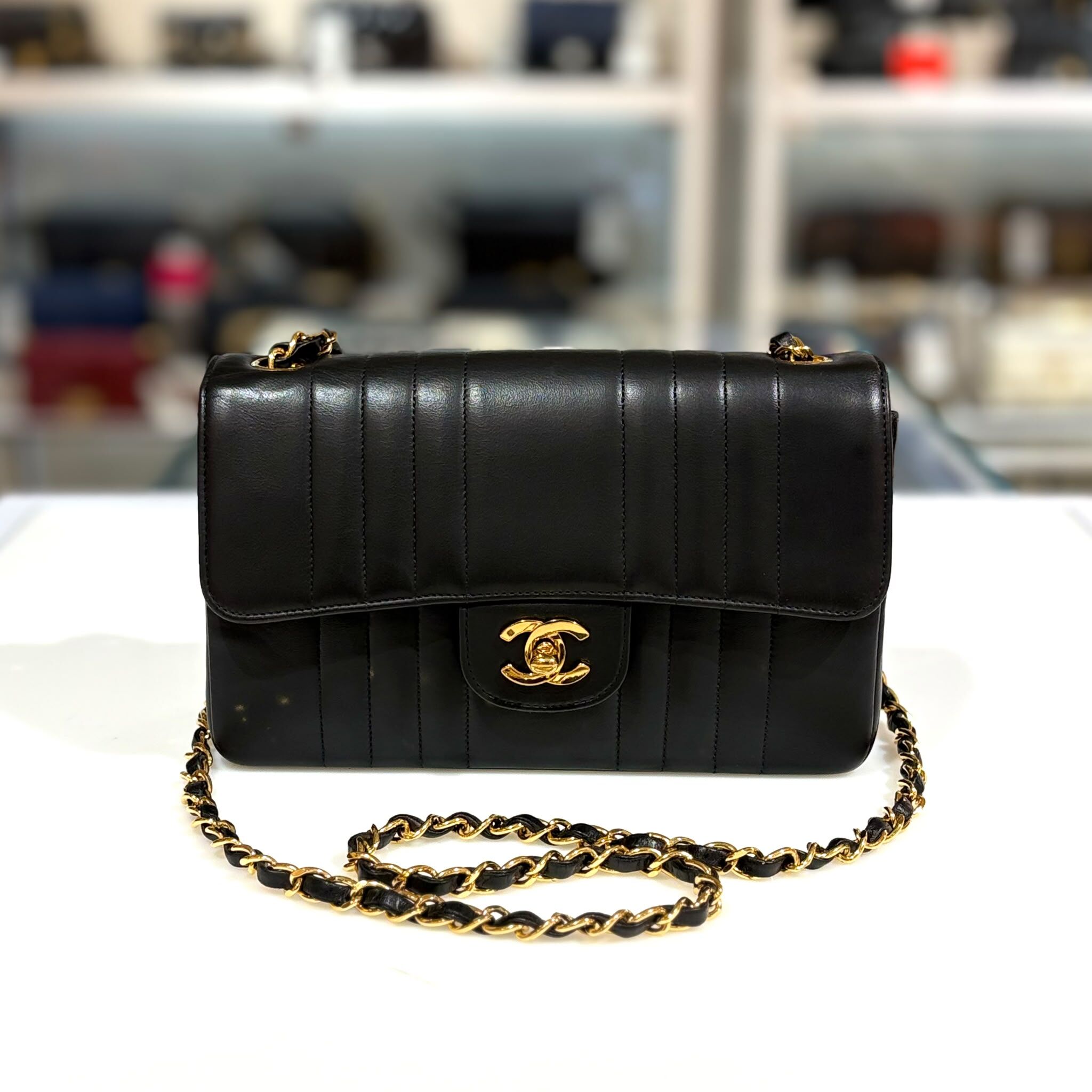 99%NEW二手CHANEL單蓋肩背包, MADEMOISELLE 直紋翻蓋, 黑色羊皮/金扣 #VINTAGE BAG #香奈兒中古包 #香榭站正品