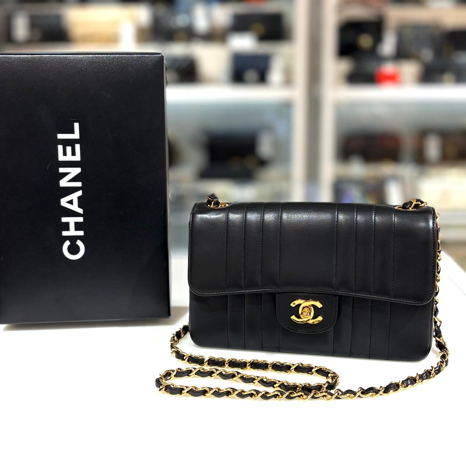 99%NEW二手CHANEL單蓋肩背包, MADEMOISELLE 直紋翻蓋, 黑色羊皮/金扣 #VINTAGE BAG #香奈兒中古包 #香榭站正品
