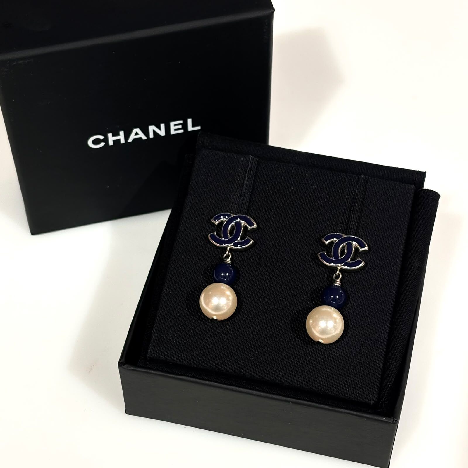 全新CHANEL垂墜耳環,1 x 3.5CM 深藍色琺瑯CC/珍珠吊飾,  Enamel Blue Bead Pearl, #BRAND NEW #香榭站正品
