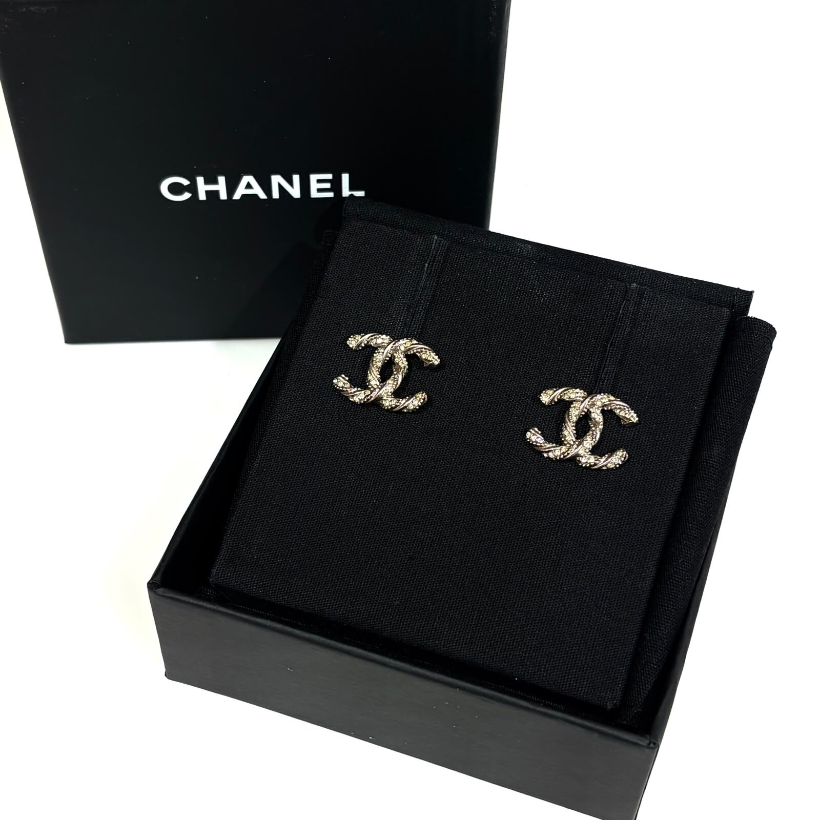 全新CHANEL耳環,1.5x1.5cm, 銀色金屬/水晶 CC LOGO麻花扭紋, Crystal Twisted CC Earrings, #BRAND NEW #香榭站正品