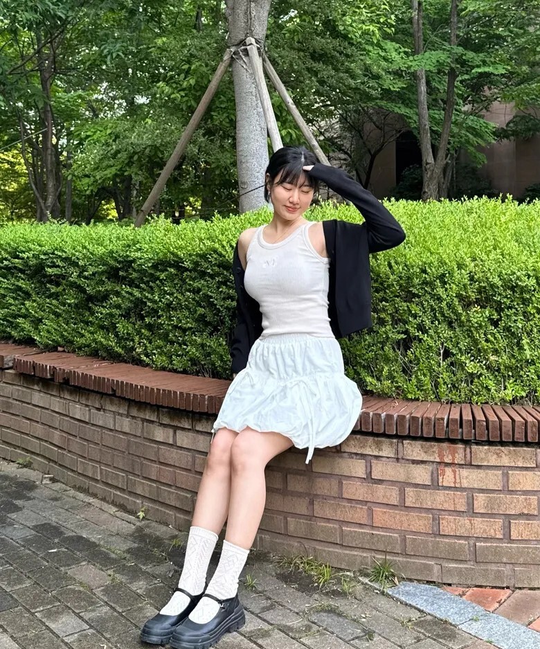 【OWN】Mucent 無袖 背心 上衣 胸前 小LOGO 刺繡 彈性 貼身 春夏 女款 白色 黑色 灰色 深藍 卡其 紅色 P00000JK