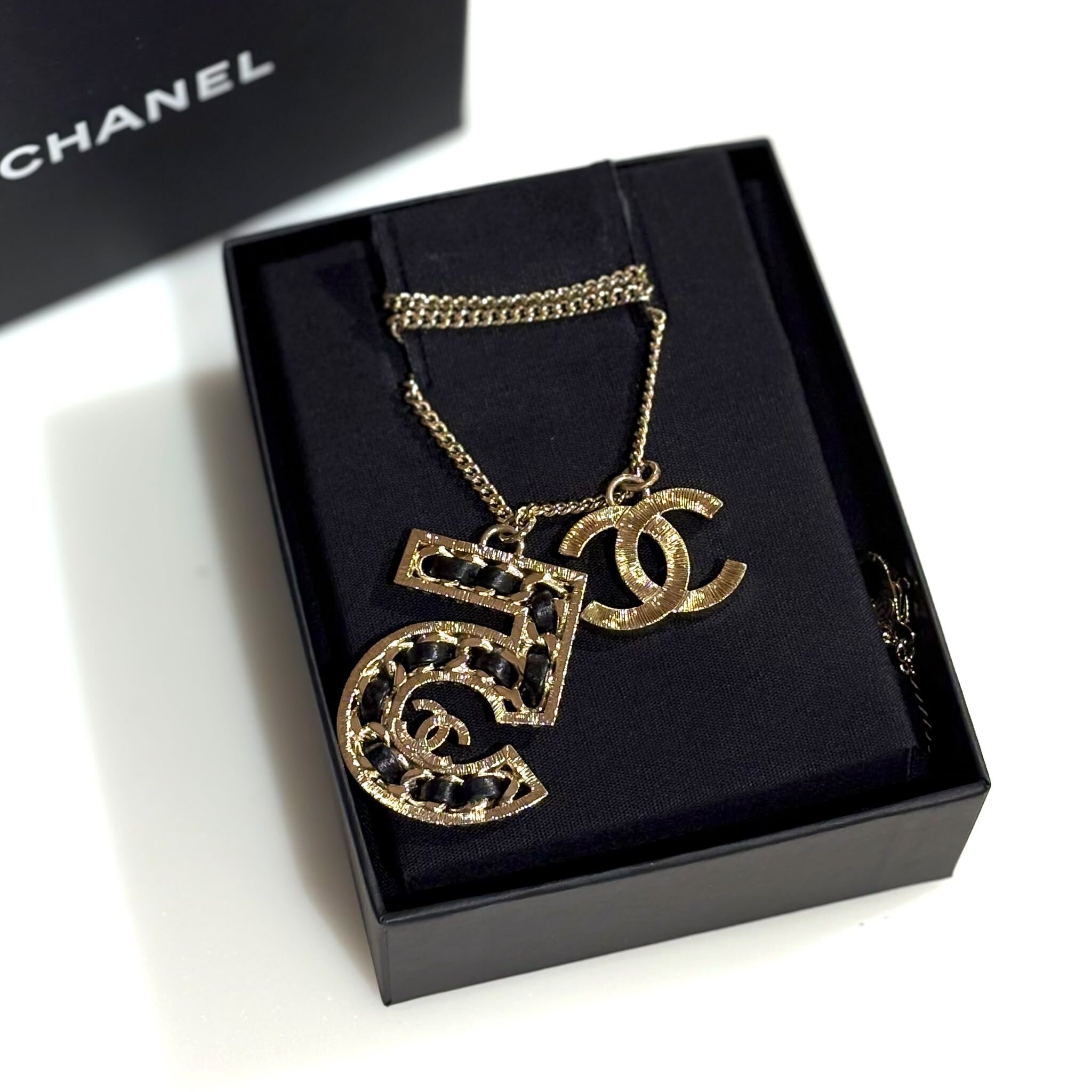 全新CHANEL頸鏈 毛衣鏈 NO.5 LOGO 水晶鑲嵌 / 織皮工藝 #BRAND NEW #香榭站正品
