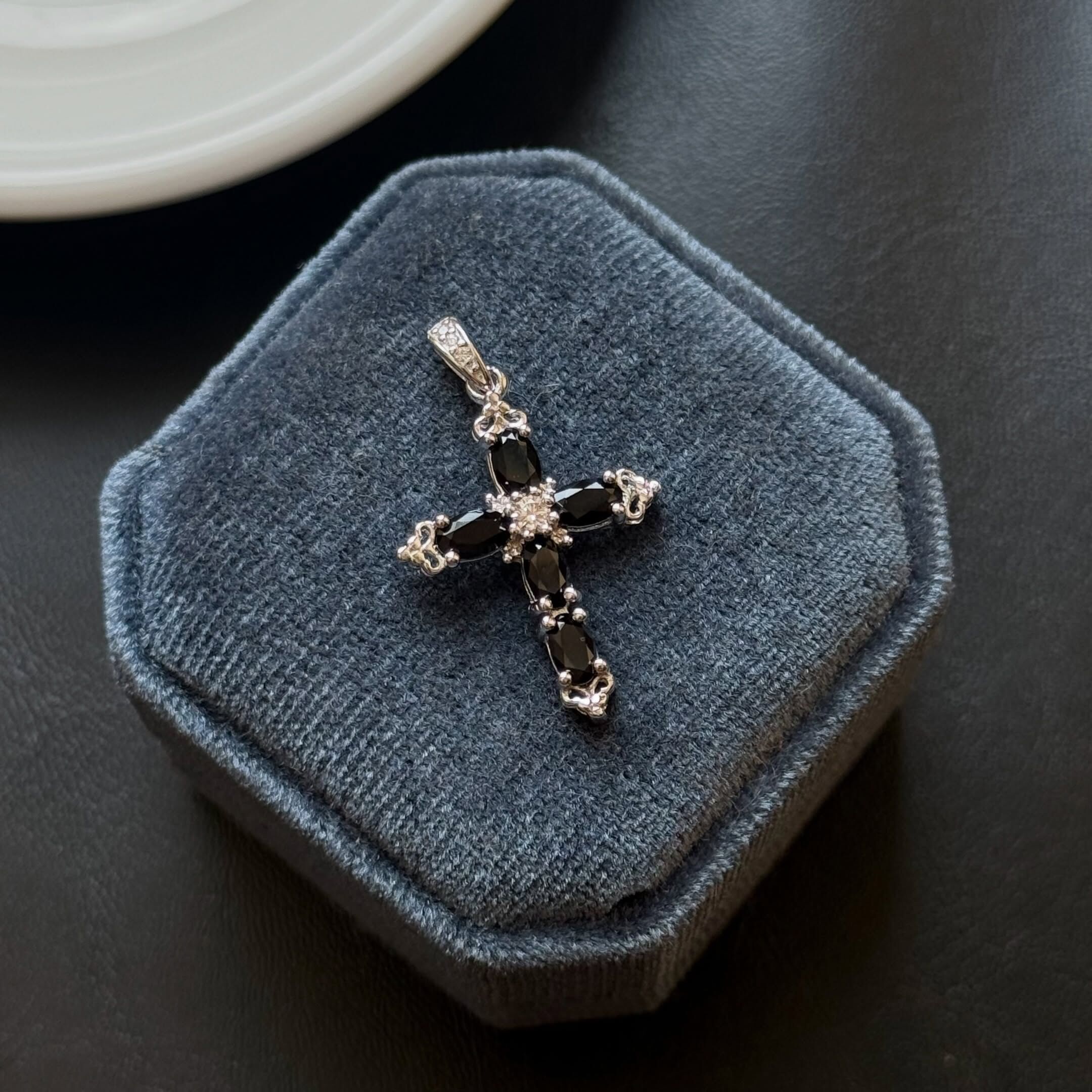 [原石] 黑尖晶石（Black Spinel） 十字架 項鏈吊墜