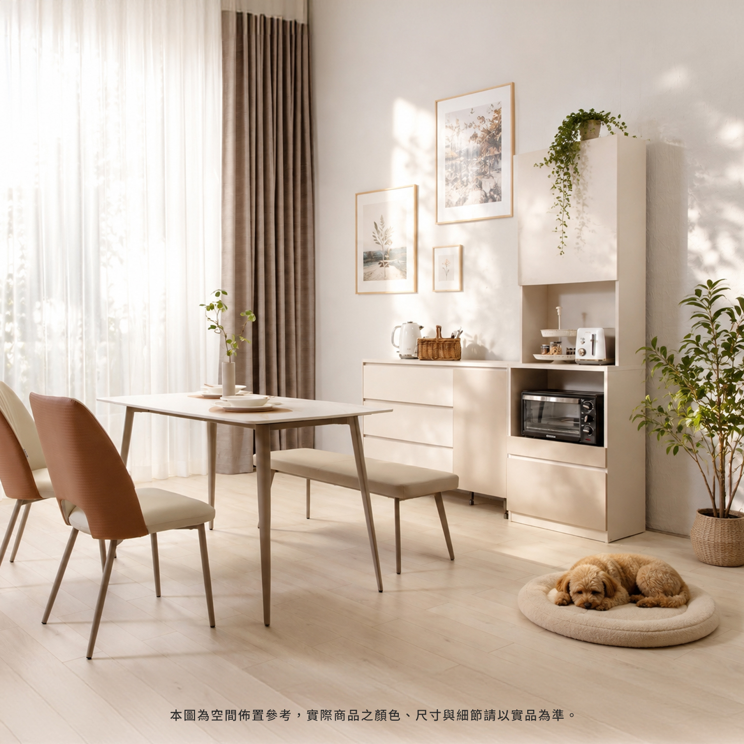 城市家居 EA-AWX0067-1-CB 羊絨灰電器櫃餐廚情境，搭配植栽與家電呈現明亮居家空間