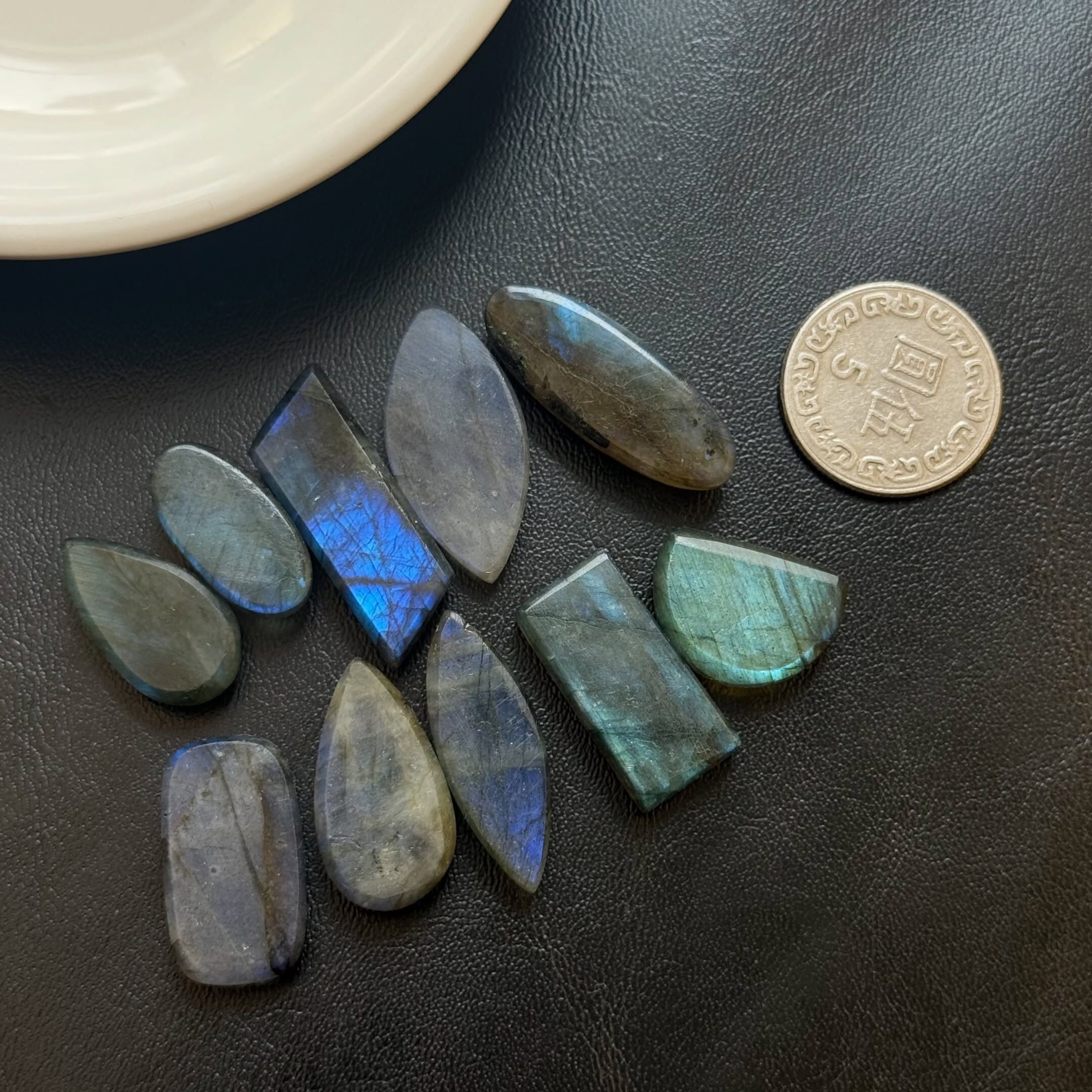 [原石] 魔鬼拉長石 雕刻蛋面 約 23x13x5mm